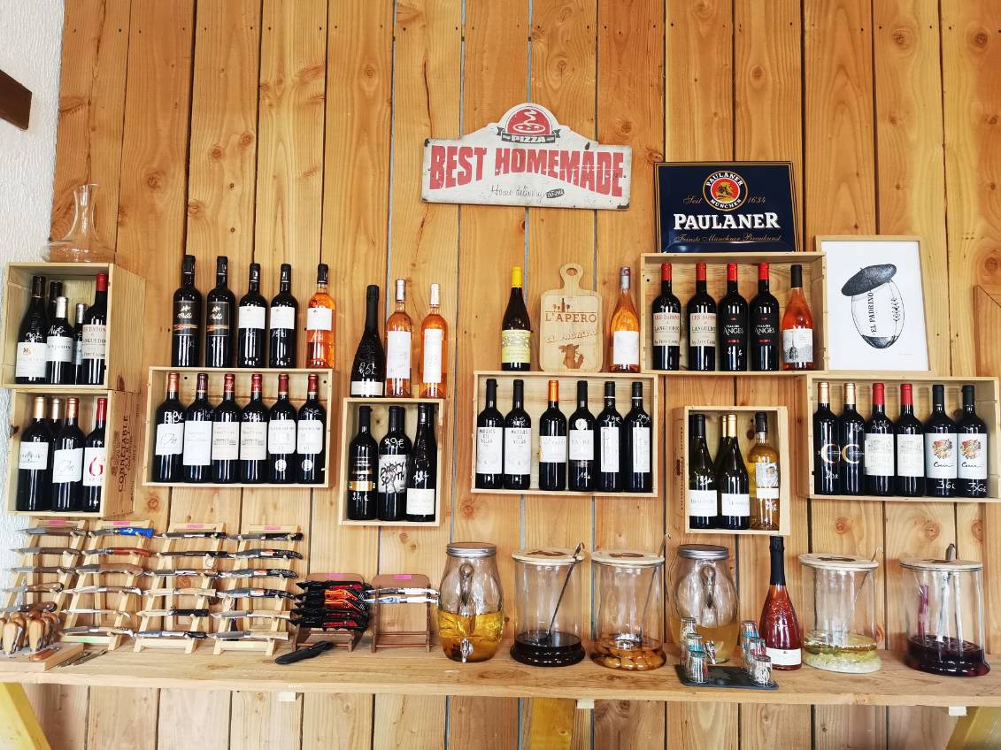 Le Gascon, Allée de la Verrerie, 40410 Moustey, France

À vendre 2 restaurants face à face 

Situés dans un petit village des Landes à Moustey à la sortie de l'autoroute A63. À 45 min de Bordeaux, 45 min du bassin et 45 min de biscarosse. 

LE GASCON:
Bar et restaurant tout équipé avec également une chambre de maturation et un four à pizzas. Il a une capacité de 40 couverts à l'intérieur et 30 à l'extérieur.

LE HAUT-LANDAIS :
Restaurant possédant un logement au dessus , 3 chambres et 1 bureau. 
Il a une capacité de 25 à 30 à l'intérieur et 60 à l'extérieur avec une belle terrasse ombragée. 

Les 2 restaurants détiennent la Licence 4. Il y a une clientèle fidèle et touristique (l'été et les vacances). Affaires tenues depuis 8ans, Affaires saines et viables.

L'été nous organisons des concerts régulièrement. 

Le Gascon est ouvert de Septembre à mi juin et le Haut-Landais de mi juin à mi Septembre. Nous sommes donc ouvert à l'année .

Prix des deux restaurants 240 000.
Pour toutes visites ainsi que pour Les bilans une preuve de solvabilité sera demandée. 

Si vous désirez nous contacter veuillez apeller au dehors des horaires de services.
