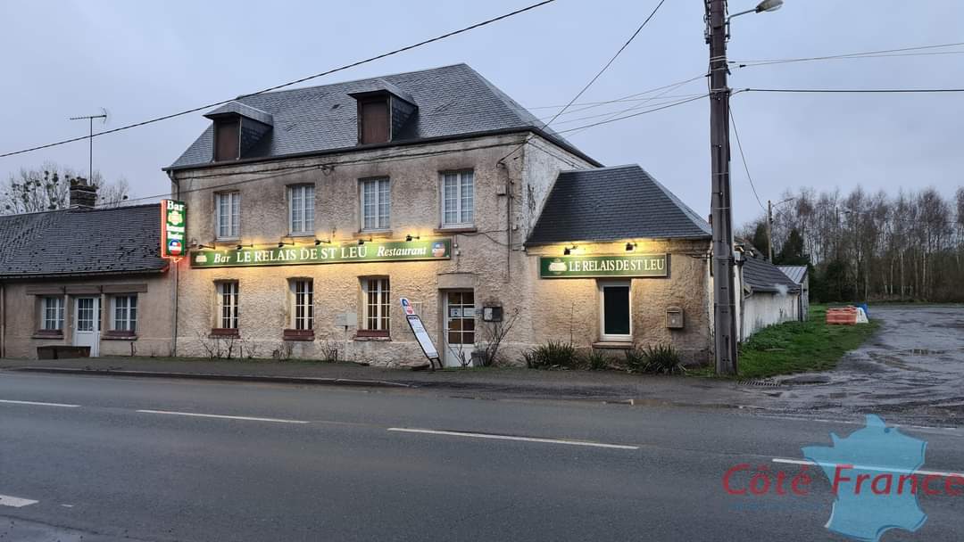 Fond à vendre avec possibilité d'acheter les murs, entrée sur bar, grande salle de restaurants 72 places, cuisine et arrière-cuisine, cave. Bâtiments extérieurs avec terrain de 1300m². Parking privé de plus de 3000m² pour les clients. Appartement a l'étage entièrement refait, composé d'un séjours, deux chambres, un dressing, une salle de bain. Travaux effectués: toiture neuve, chaudière neuve, micro station,  fenêtres et portes , chambre froide neuves et douches refaites. Emplacement stratégique sur la route nationale 31.
A développer: atelier traiteur, soirée à thème.