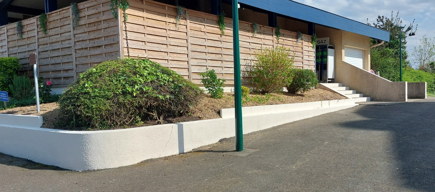 Dans les landes, près de dax (40100)  
A vendre fond de commerce d'une epicerie/superette de 182m2 tout compris
 (Loyer mensuel 315,15e)
 multi activités avec enseigne proxi,
situé dans un sympathique petit bourg de village,
toute equipé avec chambre froide,
grand garage avec store électrique,
possédant une grande terrasse couverte avec tables et chaises pour café bière locale jus de fruits 
- Services proposés:
-Francaise des jeux, grattages, loto, parions sport, tv amigo 
- colis ups 
- looker mondial relay
- colis privé 
- pain et viennoiserie
- gaz
- sud ouest et petit journal landais
-rôtissoire
-Place de parking clientèle   
Attenant un pavillon 126m2 (loyer mensuel 612e) 
- 3 chambres donnant sur terrasse couverte 
-Portail avec  un grand jardin
-Cuisine equipée 
-Salle salon avec cheminée 
- sdb
- toilette 
-Buanderie 

Prévoir en plus de prix de vente, achat de la marchandise restante (maxi 10.000€)