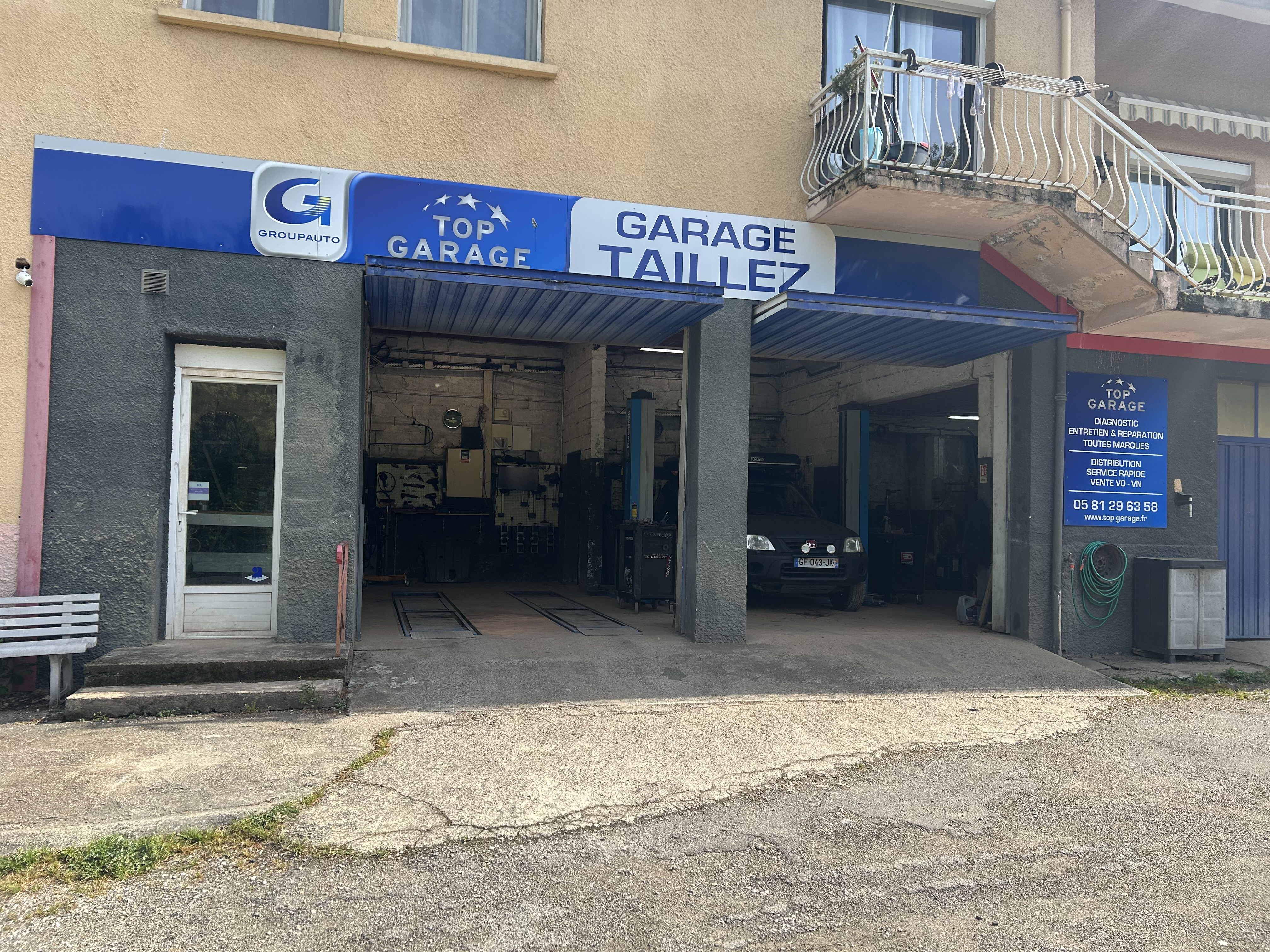 À vendre station service  et garage dans un très jolie village avec un beau cadre de travail  dernier CA 626000€ dont 176000€ pour le garage le loyer est de 800€ avec possibilité d’acheter le bâtiment pour 250000€ équipé d’un appartement de 120m2 est d’un terrain de 3000m2 dont 1400m2 constructibles n’hésitez pas à faire une offre nous y répondrons avec plaisir
