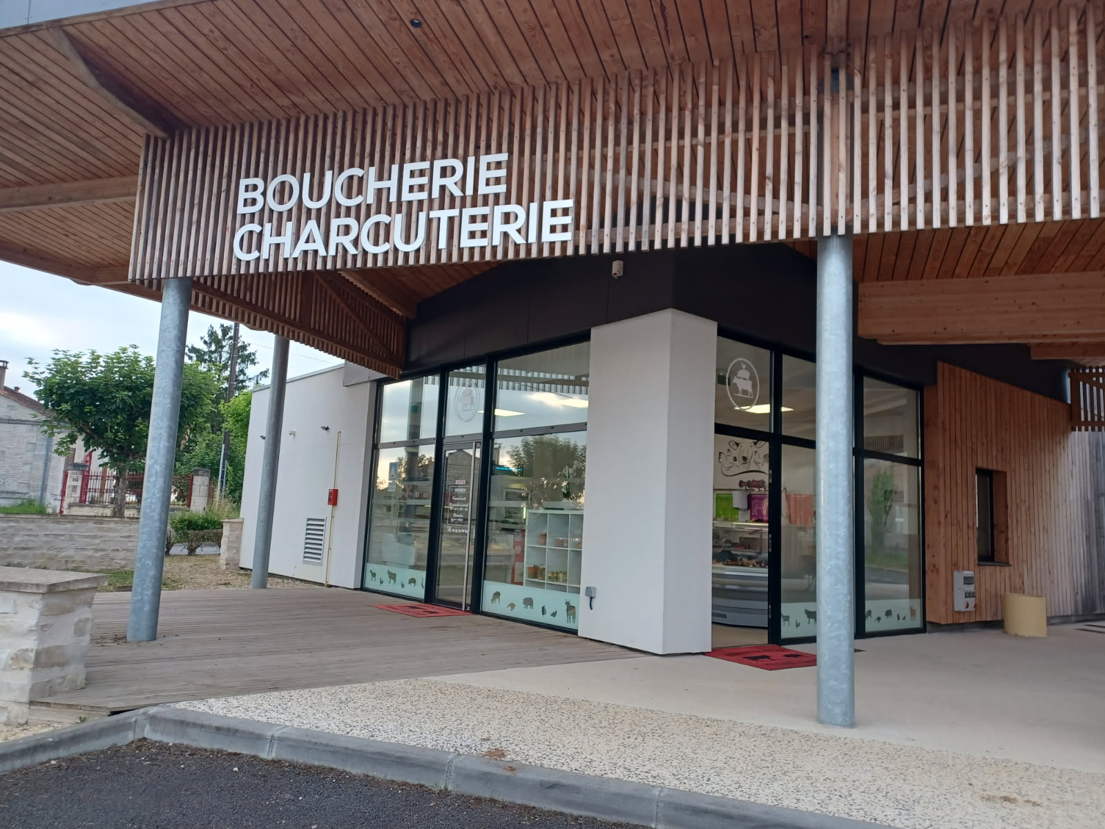 Sur la commune de Mérignac et Jarnac en Charente, situé entre Angoulême et Cognac, implanté au sein d'un pôle d'activités et de services avec parkings (salon de coiffure, restaurant, pharmacie, agence postale, salon d'esthétique, maison médicale....)
Vends fonds de commerce : 
D'une boucherie charcuterie avec un fort potentiel de croissance (lotissement de 50 maisons individuelles en construction au bord du pôle). 
Clientèle variée et fidélisée (individuels, contrats fournitures écoles et restaurants...). Un service de livraisons au particulier peut être proposé.
Le fond est constitué : d'un local commercial principal de 150 m2 sur Mérignac comprenant une partie magasin, un laboratoire, une partie plonge, des zones de stockage, 2 chambres froides, 1 bureau, 1 sanitaire, 1 vestiaire avec douche, 1 garage.
Et le droit d'utiliser personnellement ou pour sa clientèle la terasse couverte.
D'un ban boucherie charcuterie au sein du marché couvert de Jarnac, à 6 minutes du laboratoire, tenu les week-ends mais exploitable 5 matinées par semaines : mardi, jeudi, vendredi, samedi et dimanche.
Le CA annuel de l'ensemble est pour le moment de 285 000 euros HT
Les loyers annuels : 18444 euros et 3036 euros pour le marché.
Idéal pour personnes sérieuses souhaitant s'installer dans un département touristique, dynamique où il fait bon vivre, à 1h de la mer.
Le prix est légèrement négociable