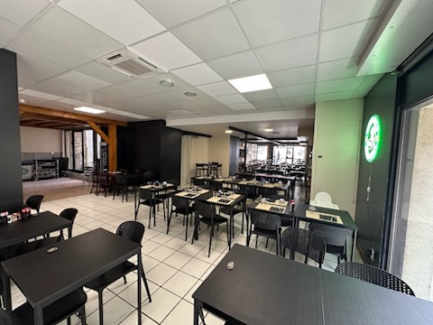 A reprendre, restaurant de type traditionnel avec licence IV à Langogne, ville de 3000 habitants, bassin de vie 15000 habitants.  48 places assises à l’intérieur, 30 places en terrasse. Belle affaire, pas de travaux à prévoir. Idéalement positionnée en plein cœur de ville. Clientèle familiale composée d’habitués de la ville.
Vente du fonds de commerce : 225 000€
Murs en location : 2 000€ TTC/mois