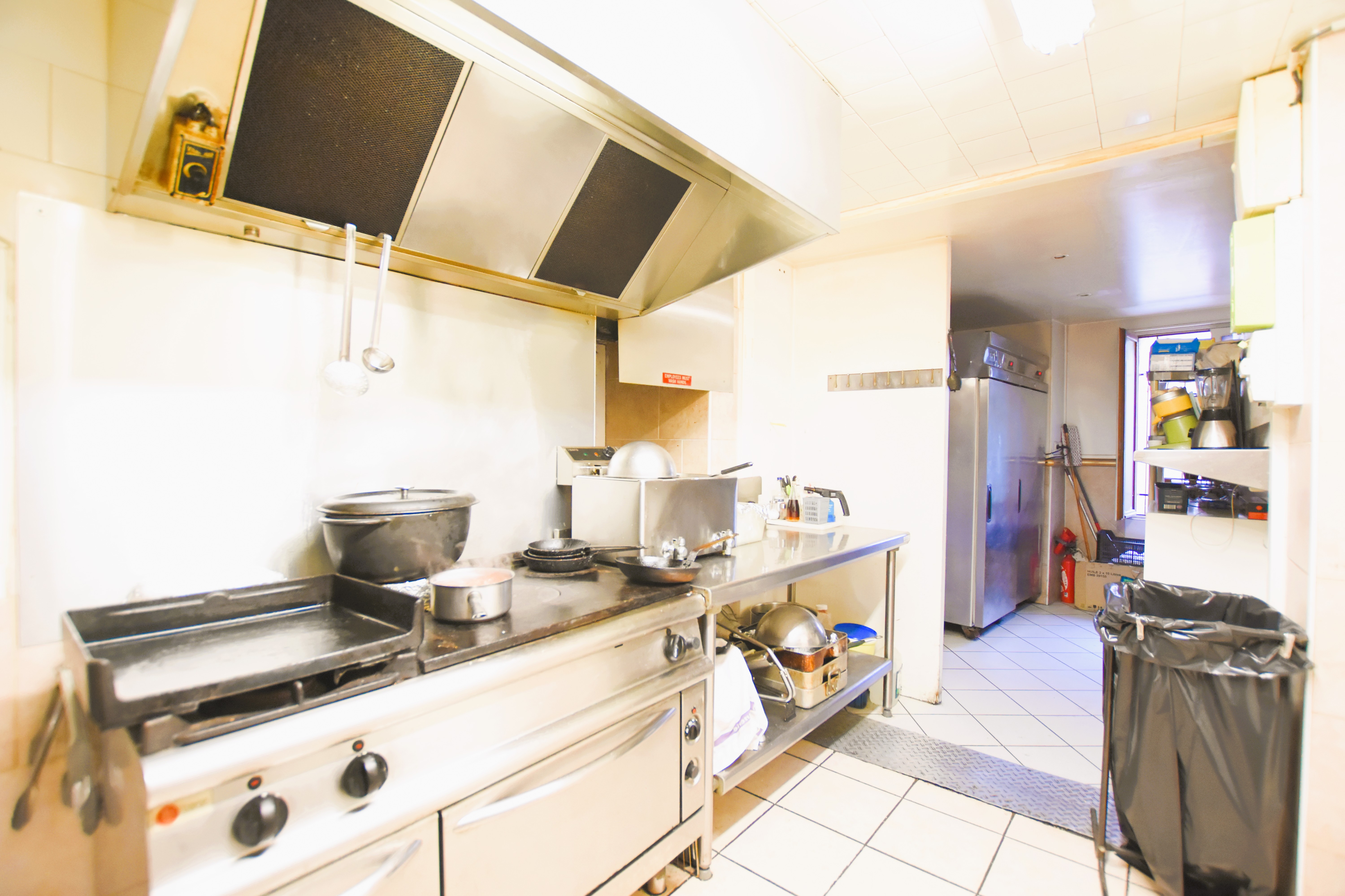 Situé au cœur des Molières à proximité immédiate de Limours, sur un axe passant bénéficiant d’un flux estimé à 10 000 véhicules par jour, David et Kim vous présente une opportunité rare pour un repreneur souhaitant exploiter un établissement stable avec un fort potentiel de développement.

- Surface totale : 93 m²
- Salle : 68 m²
- Capacité : 50 couverts
- Licence IV incluse
- FDJ active
- Bail commercial 3/6/9
- Loyer annuel : 17 400 €
- Stationnement immédiat
- Visibilité directe depuis l’axe principal
- Normes PMR

Exploité depuis plus de 12 ans, l’établissement bénéficie d’une clientèle mixte (locale et de passage) et d’un emplacement central structurant au sein de la commune.

Le modèle actuel repose sur une exploitation maîtrisée avec un chiffre d’affaires stable.
Des leviers de développement évidents existent :

✔ Extension des horaires
✔ Développement de la restauration
✔ Activation possible PMU
✔ Création d’un débit de tabac (sous réserve autorisations), la mairie est d'accord pour la création du débit de tabac et l'exploitant peut vous accompagner dans les démarches
✔ Organisation d’événements via l’espace communal adjacent

La Licence IV constitue un actif stratégique valorisable indépendamment.

- Prix de cession : 99 000 € HAI
Positionnement cohérent au regard :

- de la stabilité d’exploitation

- de la localisation

- du flux routier

- du potentiel non exploité

Accompagnement possible dans les démarches administratives, n'hésitez pas à nous contacter pour tout complément d'information.

Une opportunité rare sur le secteur de la Vallée de Chevreuse — idéale pour développer votre activité dans un environnement dynamique, à fort passage et recherché.

Contactez dès maintenant votre DUO présent depuis plus de 10 ans et expert de la Vallée de Chevreuse : David & Kim - BLB Immobilier
Disponibles 7J/7 au 06.74.63.97.71 / 06.76.08.50.55 • david@blbimmo.fr • kim@blbimmo.fr

Informations sur les risques (ERP) : www.georisques.gouv.fr
Annonce rédigée sous la responsabilité de Mr ANTONIO David, RSAC Versailles n° 795 063 999.