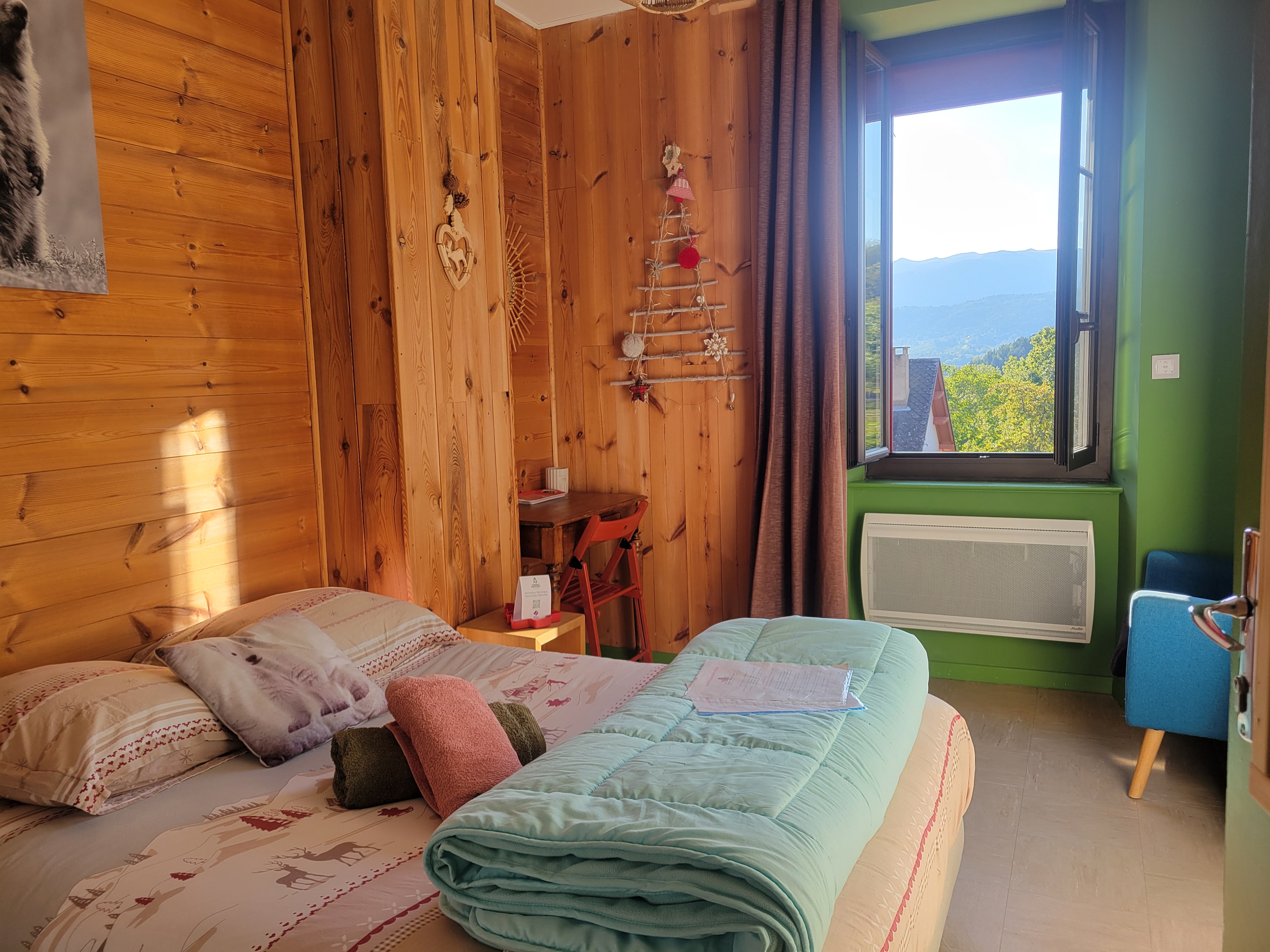 Dans un village de 35 habitants, au cœur des Pyrénées Ariégeoises , entre l'aude et les Pyrénées Orientales. Affaire en fonctionnement, de avril à octobre.  Murs à la mairie.  Loyer de 600€ .
Partie gauche de la batisse.
15 pers pour les chambres à l'étage,  petit coin douche et lavabo dans chacune.  2 toilettes sur le palier .
Restaurant terrasse et partie privative de 50 m2 niveau entrée. 
Partie droite , cuisine , rangements,  buanderie... en bas grande pièce,  WC.  Possibilité de continuer quelques travaux au niveau bas ....
Clientèle,  beaucoup de cyclistes avec la traversée des Pyrénées. Cavaliers,  motos. Randonneurs.....
CA 2025 : 120 000 € 
Photos , infos sur le site www.lesapinrouge.com