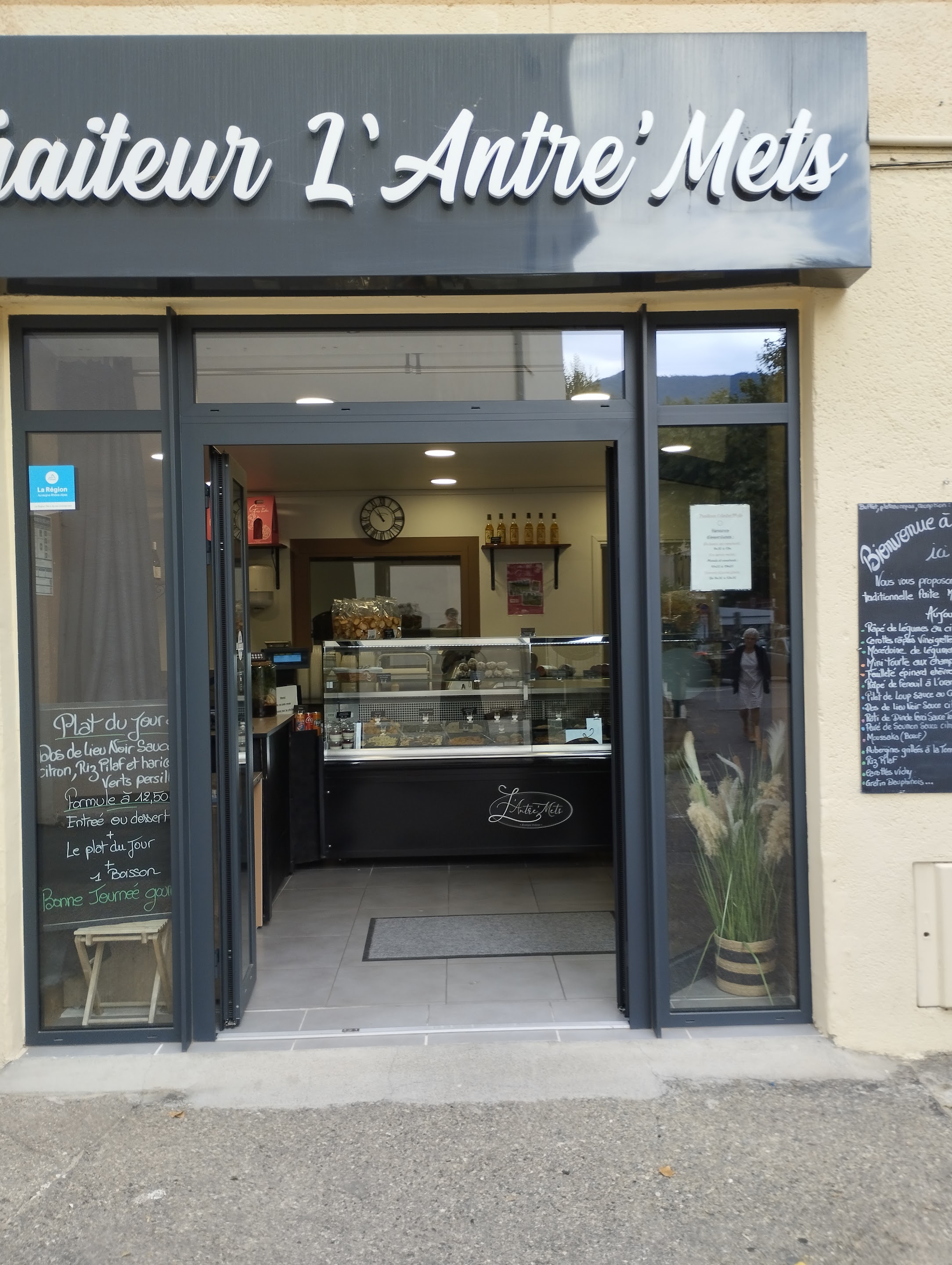 Vends fond de commerce boutique Traiteur qui est installée en centre ville.
Emplacement N°1 proche parkings et commerces. Drôme Provençale.
Bonne notoriété, seul Traiteur de la ville de Nyons . Affaire familiale tenue depuis 3 ans. Clientèle fidèle : entreprises, touristes, locaux, administration etc..Pas de salariés.
Possibilité de développement supplémentaire.
Horaires d'ouverture : du lundi au samedi de 8 h 30 à 13 h et le mardi et vendredi après midi de 16 h à 19 h. Vacances : 4 semaines par an
Superficie : environ 100 m2.
Matériels en très bon état : Four et Vario marque Rational, hotte professionnelle, chambre froide, armoire de congélation, machine sous vide, cellule de refroidissement, coupe légumes,mélangeur,..lave vaisselle, batterie.
La boutique est séparée par une vitre du poste de cuisson. Réserve et cave voûtée etc ... Affaire idéale pour un couple.