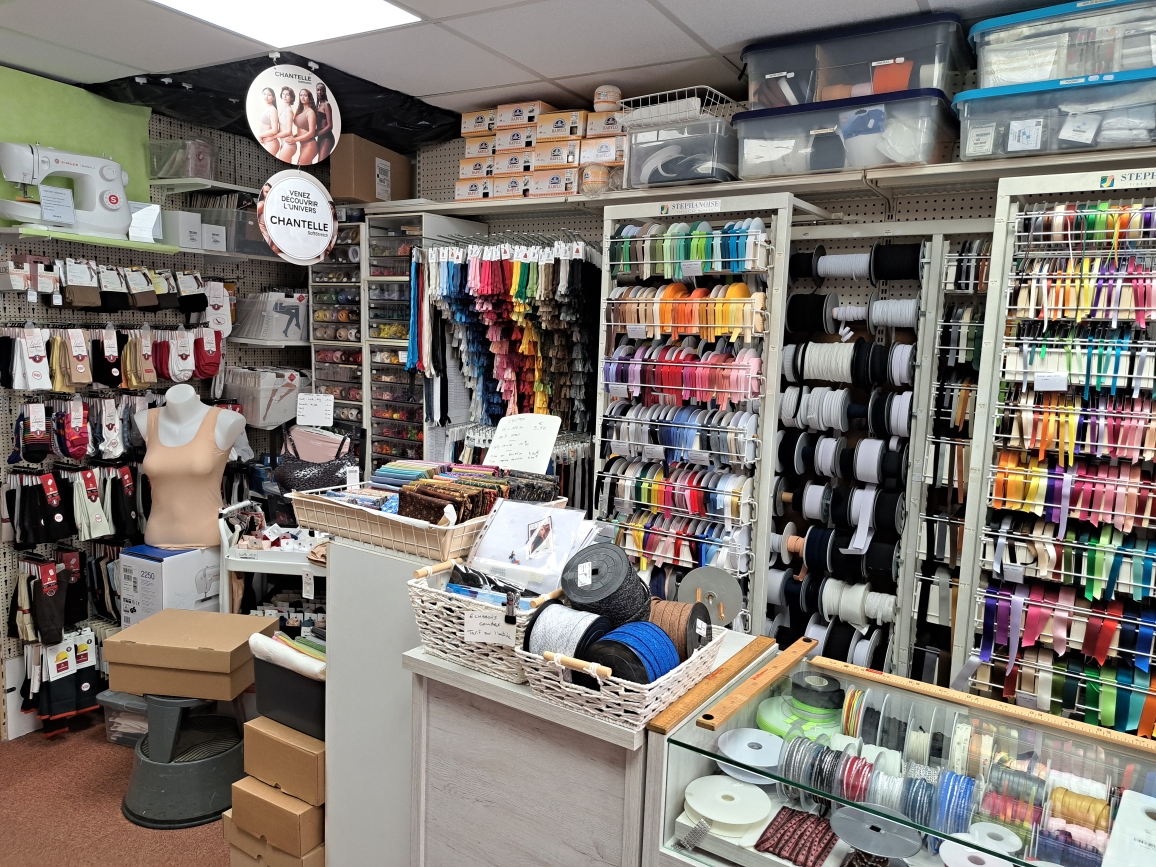 Vend Fond de commerce de Mercerie, Bonneterie et prêt-à-porter femme

Entreprise familiale crée en 1921. Bonne clientèle, pas de concurrence.
Local 50m2 en centre ville, rue commerçante et parking gratuit à proximité.

Vous connaissez la couture, vous avez envie de partager et de conseiller. Envie d'être votre propre patron, alors lancez-vous! ( je pourrais vous accompagner pour les débuts).

Vous aurez la possibilité de développer le tricot (forte demande) et les loisirs créatifs...si vous le souhaitez.

CA/an 155000€ HT.

La boutique est aussi point relais Singer pour la réparation et l'entretien des machines à coudre et point dépôt pour une couturière retoucheuse. (rémunération par commission).

Fond de commerce 40 000€
Stock à négocier. (entre 70 000 et 120 000€)
Loyer à discuter car possibilité d'achat des murs 75 000€.