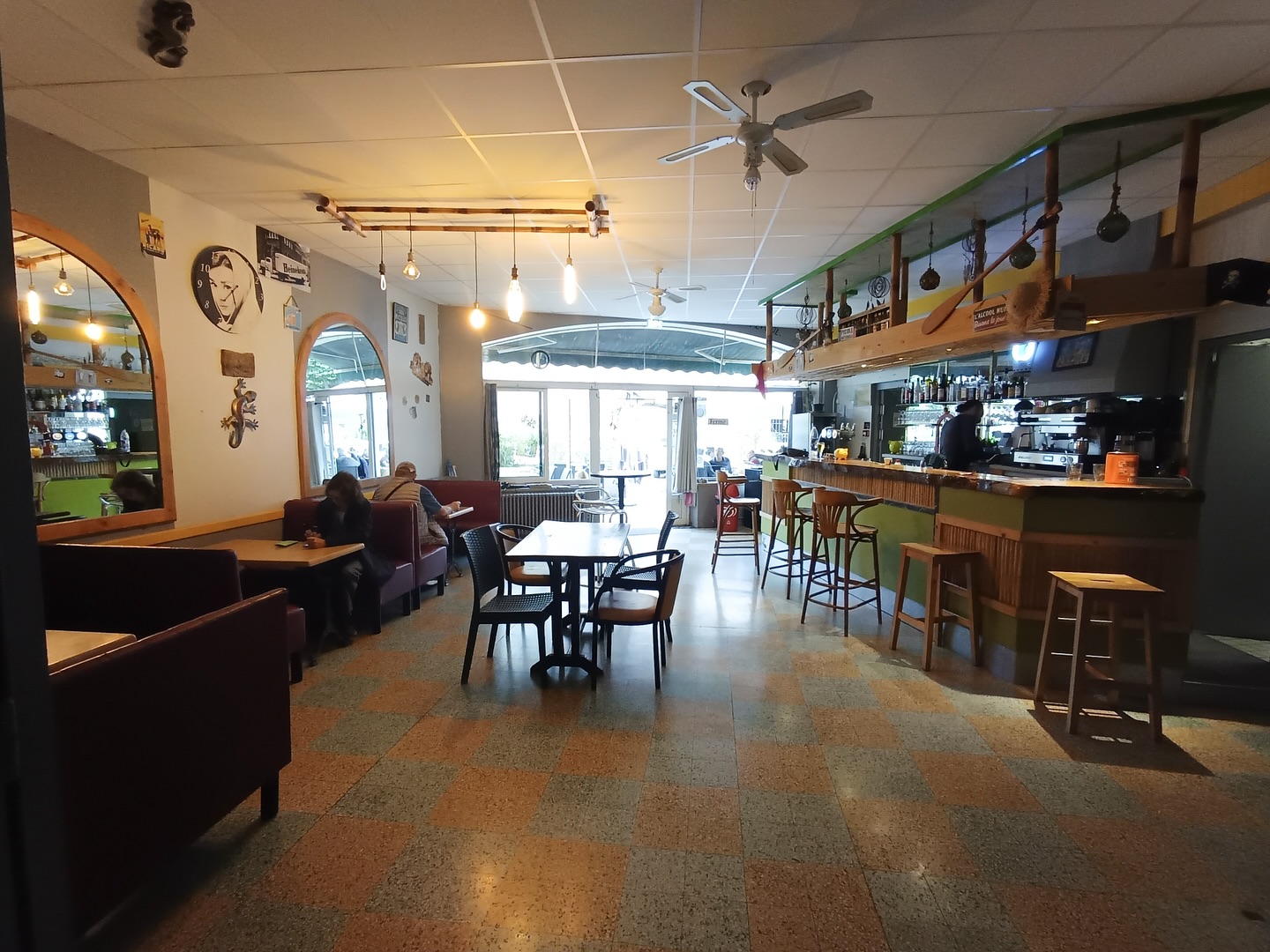 À Vendre : Immeuble de rapport avec bail commercial et logements – 340 m² – Terrain 270 m² – 320 000 € – Campagne-sur-Aude (11260)

Immeuble à très bon rendement locatif, idéalement situé dans un village dynamique de la Haute Vallée de l’Aude.
Composition : 
RDC : Surface commerciale exploitée en bar-restaurant avec cour extérieure  Lieu apprécié des locaux et des touristes – Bail commercial 9 ans en cours 
 
Étage (entrée indépendante) :
 → 5 chambres meublées avec salle d’eau (louées à l’année)
 → 1 chambre familiale (location ponctuelle)
 → 1 studio loué à l’année
 → Cuisine collective, bureau, WC, buanderie, 2 lingeries
L’étage est géré par une SCI commerciale propriétaire des murs. Très bon état général. Chauffage central au fioul collectif.
Atouts : • Rentabilité immédiate 10% • Activité commerciale en place  au RDC+ logements loués à l'étage• 
Bon emplacement entre mer et montagne • Immeuble non soumis à copropriété
📍 11260 – Campagne-sur-Aude 💰 Prix : 320 000 € (honoraires à la charge du vendeur) 📊 Taxe foncière : 1 500 €