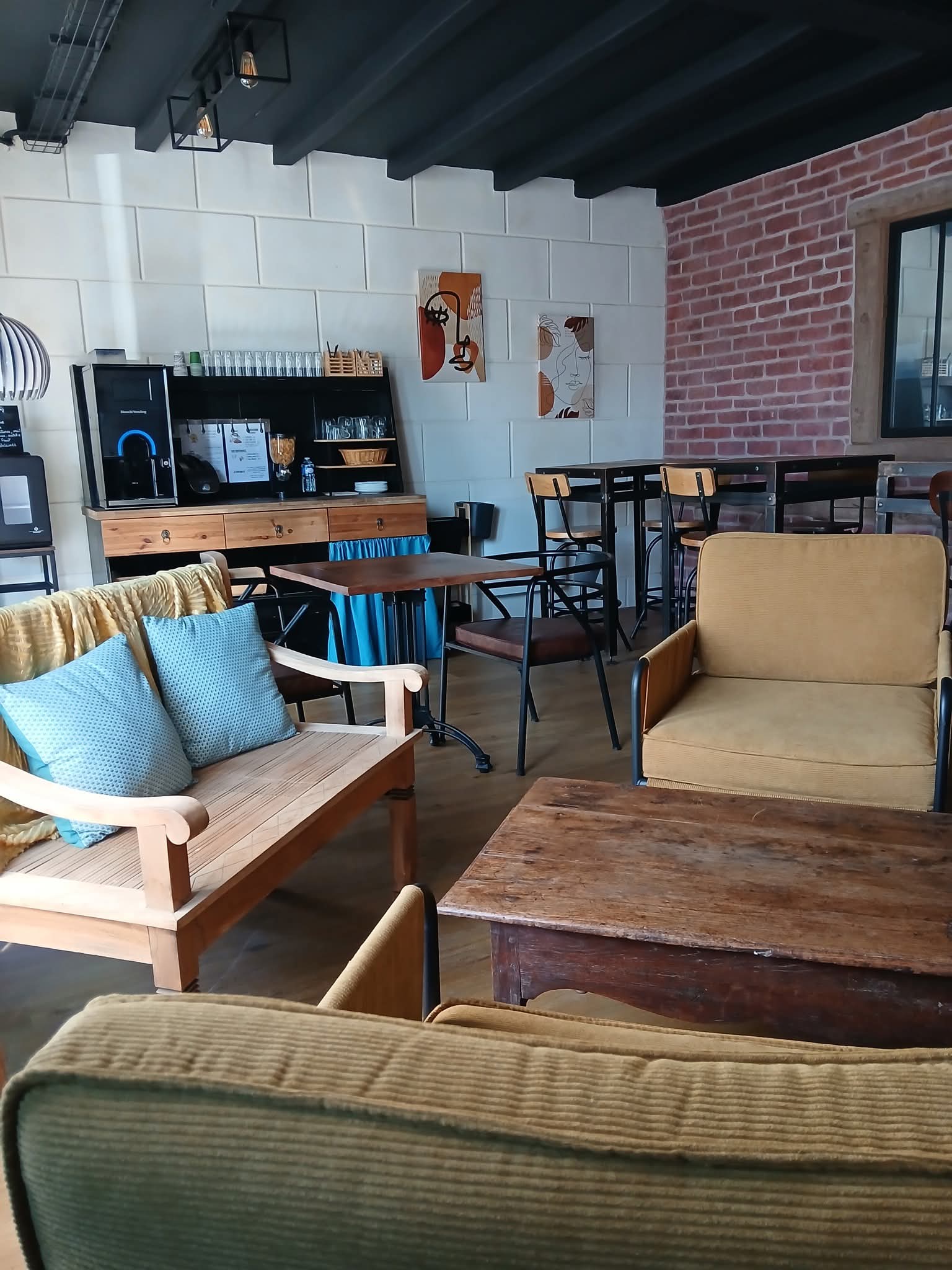 Vente hôtel-restaurant 7 ch au coeur de Saint-Genis
347 m²
MURS ET FONDS
RARE SUR LE SECTEUR 
HÔTEL RESTAURANT CLÉ EN MAIN

CAUSE VENTE : INCAPACITE TOTALE D'EXERCER SUITE A UN ACCIDENT GRAVE

Situé au cœur de la commune de Saint-Genis-de-Saintonge (Charente-Maritime), cet hôtel-restaurant de caractère prêt à exploiter immédiatement représente une opportunité exceptionnelle pour un professionnel de la restauration, un couple d’exploitants ou un investisseur souhaitant reprendre une affaire fonctionnelle et rentable.

Etablissement de très bonne réputation avec cotation très correcte sur différents réseaux

Les atouts de l’établissement :

* 7 chambres d’hôtel prêtes à accueillir la clientèle
* Logement de fonction sur place de 60m2, idéal pour les exploitants
Jardin privatif et accès personnel
* Grande salle de restauration chaleureuse avec bar et cuisine au feu de bois, ambiance authentique très recherchée (40 couverts). Accessibilité PMR
* Cuisine professionnelle entièrement équipée et parfaitement opérationnelle
* Salle dédiée aux petits-déjeuners
* Belle terrasse arborée et ombragée permettant d’augmenter la capacité en saison (40 couverts). Accessibilité PMR

Emplacement stratégique au centre de Saint-Genis-de-Saintonge avec stationnement facile pour la clientèle, un véritable atout pour l’activité.
Nombreux commerces et services de proximité (écoles, collège, medecins, kiné, banque, cinema, auto école, insritut beauté, carrefour express, opticien, coiffeurs, boulangeries, bar tabac, pressing...)
A 10 kms des axes autoroutiers
Situé sur le chemin de Compostelle

! Aucun travaux à prévoir, aux normes. Contrôles réglementaires à jour
!l'établissement est entièrement climatisé.
! Immédiatement exploitable
! Potentiel de développement important (restauration, activité hôtelière, tourisme, événements, etc.)

Opportunité rare sur le secteur