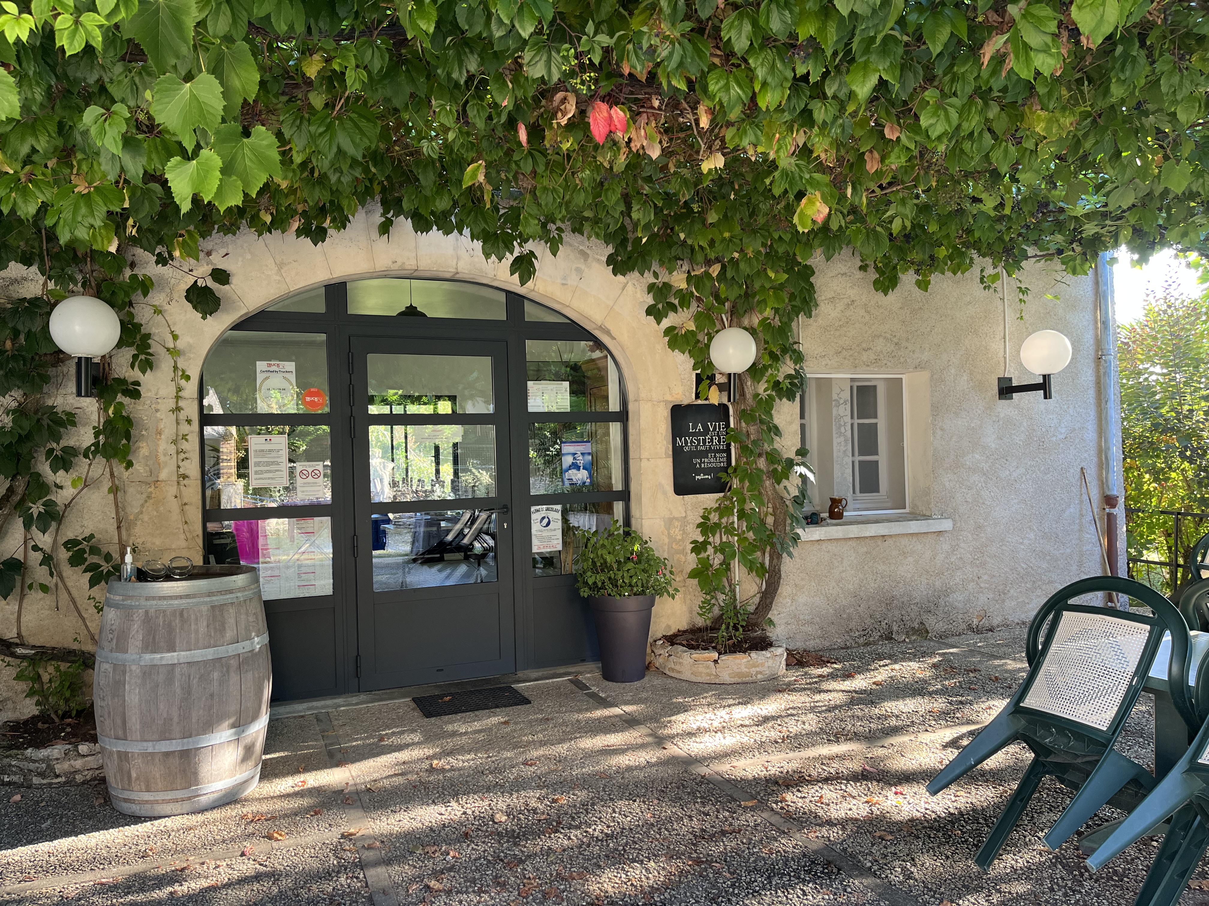 Restaurant relais routier en Occitanie sur la rd820 (ancienne rn20), clientèle d'habitués, fermé le week-end. Appartement de fonction, idéal pour un couple de professionnels. Proche de la Corrèze, du Lot et de la Dordogne (et des grands lieux touristiques), grand parking, terrain arboré. vente du Fonds de commerce.
Prix 89 500,00 € FAI