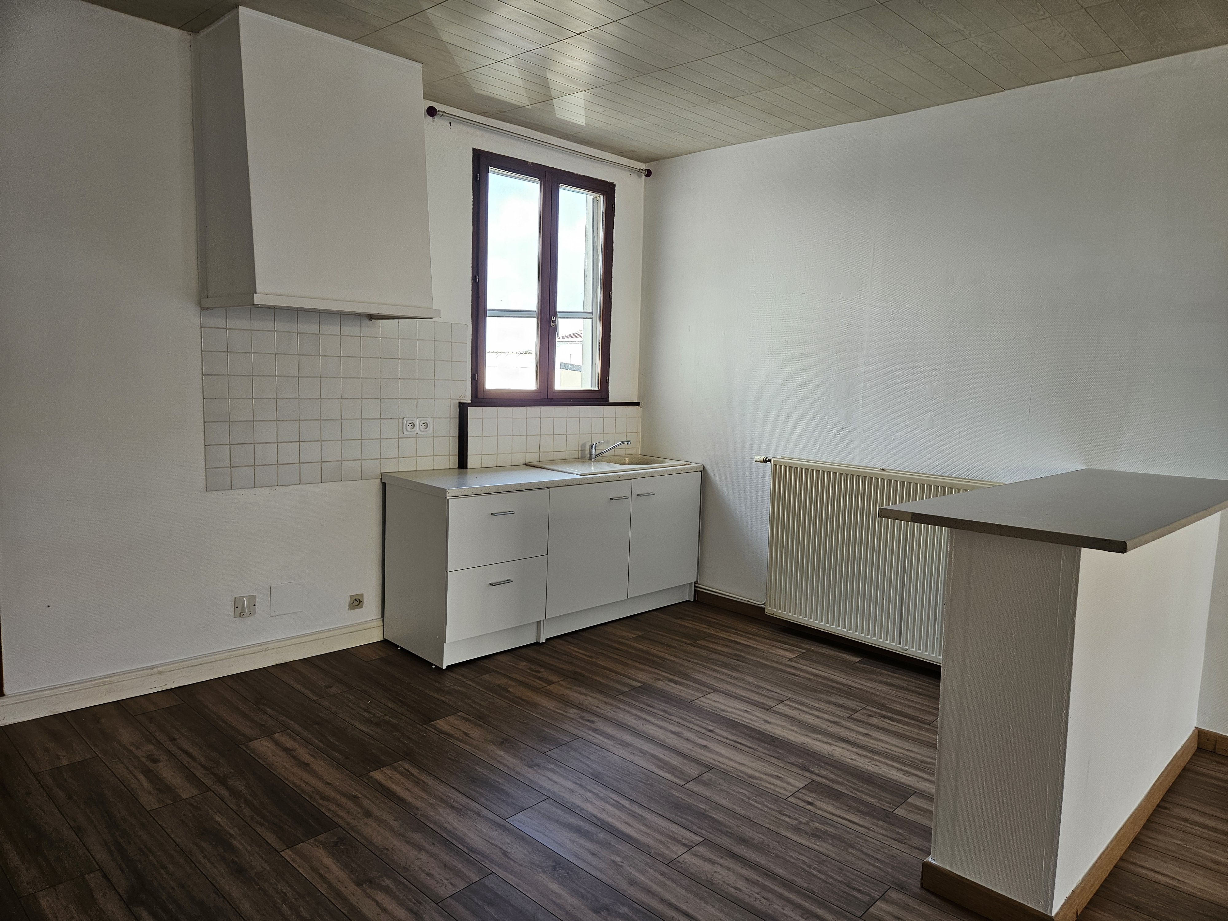 Ensemble immobilier, composé d'un appartement à l'étage de 62m2.
Local commercial avec salon de coiffure en centre ville, peut être converti en autre commerce. 

Au Rez-de-chaussée, le salon de coiffure d'environ 61m², une pièce de stockage, une cuisine, wc
Chiffre d'affaire en augmentation constante, belle clientèle 
A développer 

 Chauffage au gaz collectif.

 A proximité des commerces, écoles, en plein centre.

Disponible de suite, cession pour raison de santé.