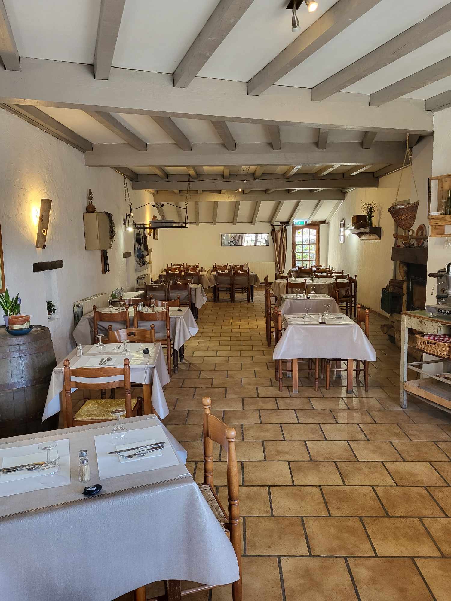 À vendre fonds de commerce restaurant traditionnel avec licence IV, situé à Malataverne, à proximité immédiate de la sortie d’autoroute A7 et d’une zone artisanale en plein essor.en activité depuis 9 ans .chiffre d’affaire stable 
Établissement à fort potentiel, idéal pour un couple ou un professionnel de la restauration.
• 40 couverts en salle + 40 en terrasse
• Deux salles de restaurant + salle de bar + bar d’été
• Réserve, cave et logement de fonction
• Loyer : 1 700 € / mois
• Prix de vente du fonds : 85 000 €
• Travaux de rafraîchissement à prévoir
• Parking à proximité

📞 Premier contact par message présentation de projet et expérience minimal souhaité (curieux s’abstenir , pas d’agence merci )