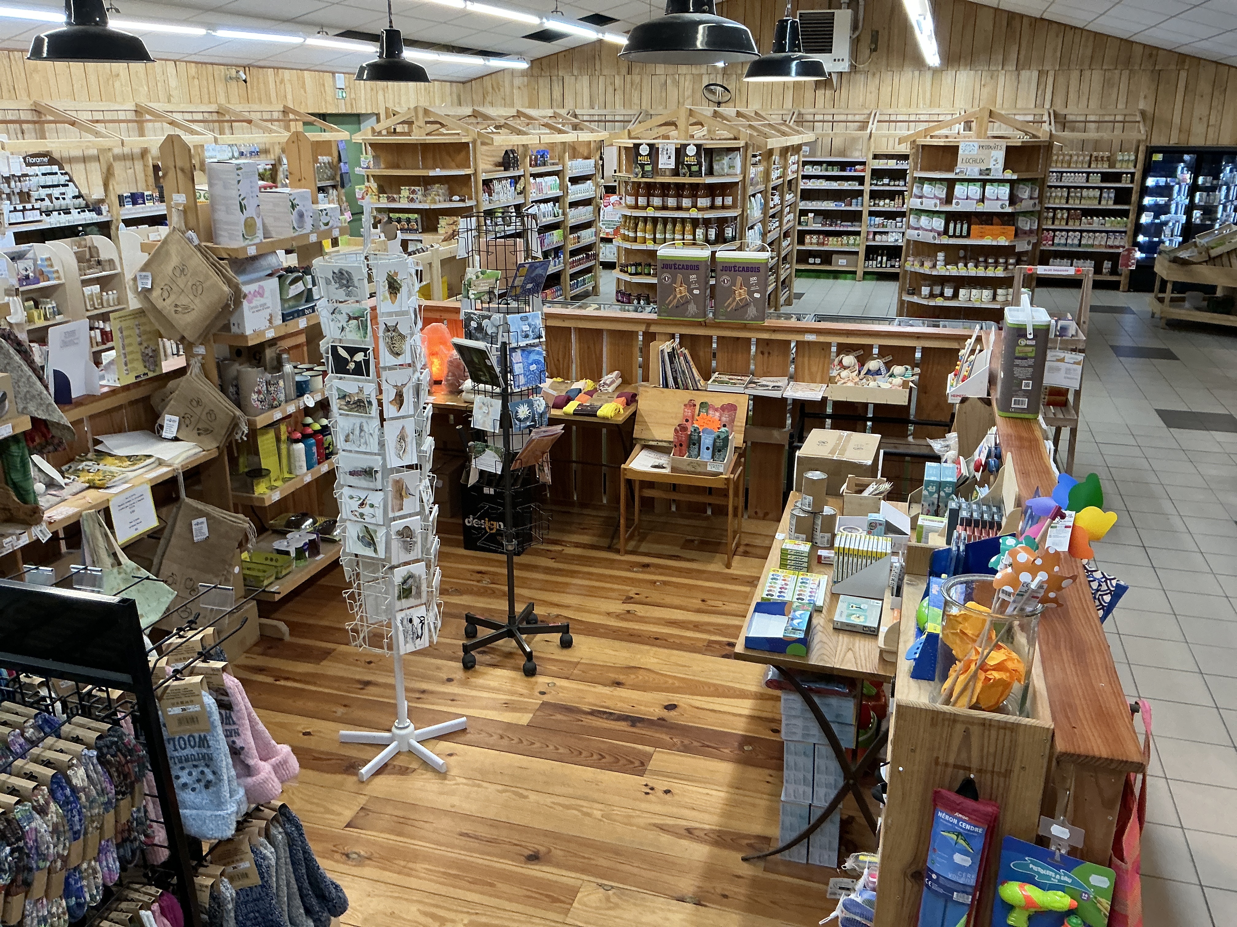 Située au cœur du Périgord Noir, cette épicerie bio de 250m2 bénéficie d'une clientèle fidèle toute l'année, renforcée par un important flux
touristique en saison. L'offre est variée et attractive : fruits & légumes de saison, belle sélection d'épicerie bio, cave à fromages, produits locaux, droguerie
écologique ,rayon textile naturel.... Un commerce chaleureux et authentique, déjà bien implanté, offrant de belles perspectives de développement pour qui souhaite allier projet durable et qualité de vie dans une région très recherchée.
Idéal pour un couple.