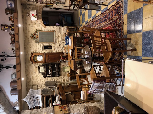 Opportunité Vente fonds de commerce et murs, d'un café brocante
avec possibilités de faire d'autres activités
- 115 M2 rénovés en 2023
- 50 M2 de terrasse
- Emplacement sur axe passant
- Belle visibilité
- Clientèle locale fidèle toute l'année
- Forte fréquentation touristique
- Forte image de marque installée
- Outil de travail clé en main (frigos, distributeur de vin, armoire à vin...)
- Restauration snacking, brunch
- Forte fréquentation lors d'animations, soirées musicales et culturels
- Belle activité de brocante développée
- Parking à proximité
- Licence IV et terrasse louées à la mairie
- Electricité et sécurité aux normes
- Toilettes normes handicapés
- Alarme incendie