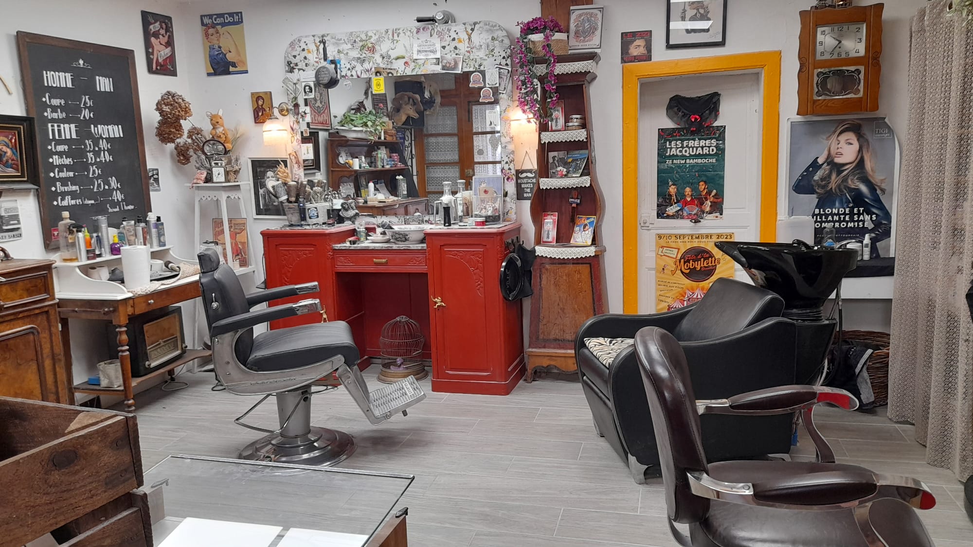 Charmant petit salon de coiffure / barbier athypique dans le gers . 
Idéale pour changement de vie . 
A Lavardens , village classé , situé à 16klm de Auch (préfecture). Quatrième village le plus visité grâce à son château. Village dynamique (marché de nuit juillet août,  rassemblement voiture de collection, exposition château etc)
Affaire à très fort potentiel à développer. 
Plusieurs reportage ( fr3 , échappée belle , journaux,  première concours internationalde Montpellier etc ..)
Ouvert 4 jours par semaine ( je suis une maman célibataire !!)
Bail commercial appartenant à la mairie ( ancienne poste ), très petit loyer 160€ / mensuel. 
Entièrement équipé. 
Très bonne clientèle et fidèle. 
Je vends à regret pour un changement radical de vie (étranger).
Si intéresser , venez visiter notre jolie région et on en discute. 
La barbiere de lavardens