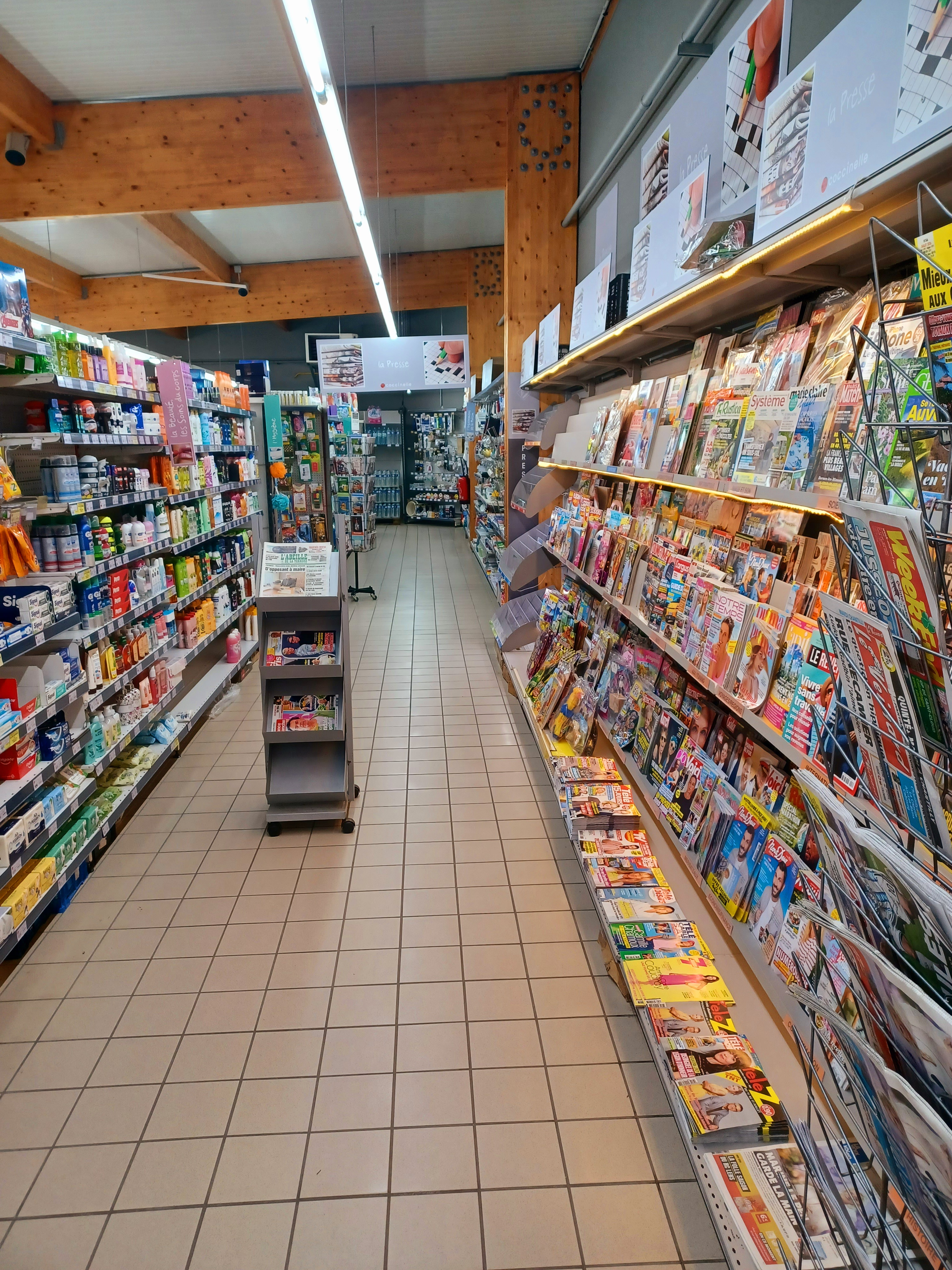 Cause retraite à ceder Fond de commerce de Supermarché de proximité libre d'enseigne si vous le souhaitez, dans une petite ville de 3500 habitants.
Situé sur un axe de passage et face à toutes les écoles de la commune. 
Surface de vente : 580 m2
Surface du bâtiment : 775 m2
Parking : 10 places + 15 places publiques 
Prix : (attractif) nous consulter
N'hésitez pas à nous contacter pour de plus amples informations