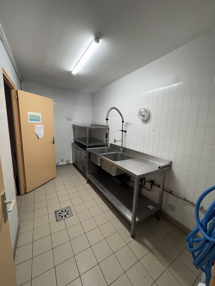 SAINT MAURICE DES LIONS
A LOUER  – Local commercial équipé Boucherie / Charcuterie / Épicerie

Situé en plein cœur du village, ce local commercial bénéficie d'un emplacement idéal sur un axe passant (Limoges-Niort-Nantes), avec stationnement à proximité, proche des autres commerces et services (Salon de Coiffure / Boulangerie-Pâtisserie / Bar Restaurant / Agence Postale / Ecoles et Mairie)
Anciennement exploité en épicerie-boucherie-charcuterie traiteur, il est parfaitement adapté pour une activité alimentaire et de commerce de proximité. 
Le local est prêt à l'emploi et dispose d'un équipement professionnel complet. Surface de vente spacieuse, lumineuse et climatisée!
Équipements inclus :
Laboratoire de transformation avec chambres froides 
Espace de préparation équipé avec piano de cuisson
Trois vitrines réfrigérées horizontales / Une vitrine réfrigérée verticale
Stérilisateur à couteaux.

Ce commerce offre un fort potentiel de développement au sein d'une commune de 915 habitants, dynamique, avec une clientèle locale fidèle et un réel besoin de commerce de proximité.

Loyer mensuel : 400 € TTC

Une belle opportunité pour un artisan ou un commerçant souhaitant s'installer rapidement dans un cadre rural attractif.

Pour tout renseignement complémentaire ou pour organiser une visite, n'hésitez pas à nous contacter