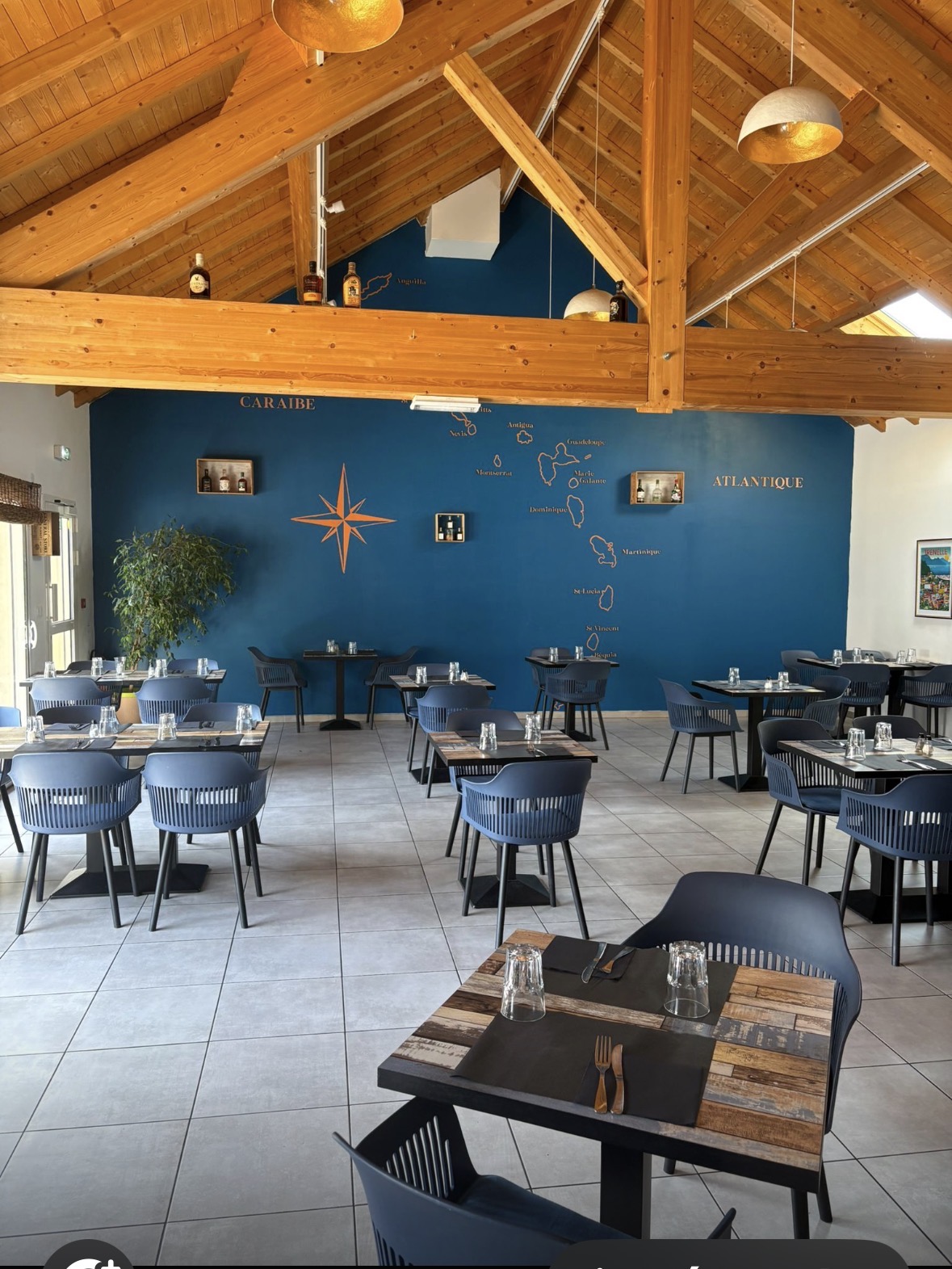 Situé à Saint-Mamet, à l'entrée de Bagnères-de-Luchon et au pied de la station de ski de Superbagnères, cet établissement familial bénéficie d'un emplacement privilégié au cœur des Pyrénées, dans une région dynamique et touristique été comme hiver.

D'une superficie commerciale d'environ 260 m², ce commerce séduit immédiatement par sa belle exposition plein sud et sa grande terrasse ensoleillée tout au long de la journée durant la saison estivale. Un véritable atout pour développer l'activité restauration et profiter pleinement du cadre montagnard exceptionnel offert par la vallée du Luchonnais.

L'établissement dispose actuellement d'une salle de restauration pouvant accueillir 40 couverts dans un espace confortable et lumineux. Grâce à sa configuration spacieuse, il est possible d'augmenter facilement la capacité d'accueil intérieure selon les besoins du futur exploitant.

À seulement 10 minutes des thermes de Bagnères-de-Luchon, le commerce bénéficie d'une clientèle locale fidèle ainsi que du passage régulier des touristes, curistes, randonneurs, cyclistes et amateurs de sports d'hiver.

Caractéristiques principales

Salle de restaurant de 40 couverts avec possibilité d'extension de la capacité d'accueil

Terrasse plein sud de 40 couverts, ensoleillée toute la journée en été

Cuisine professionnelle entièrement équipée

Bar

Espace supérette à fort potentiel de développement

Licence Proxi valable jusqu'en 2031

Aucun salarié à reprendre

Bail commercial 3/6/9 renouvelé en juin 2024

Loyer 1100 €

Parking communal attenant  d'une vingtaine de places

Espaces complémentaires

Appartement T4 de 120 m² situé au-dessus de la partie commerciale

Sous-sol de stockage de 120 m²

Trois chambres froides professionnelles :

2 chambres froides positives

1 chambre froide négative

Une affaire aux multiples possibilités

Restaurant, bar, commerce de proximité, accueil des touristes, développement de l'activité supérette ou événementielle : cet établissement offre de nombreuses perspectives d'évolution pour un couple, une famille ou un professionnel souhaitant s'installer dans un environnement privilégié au cœur des montagnes pyrénéennes.

Une opportunité rare alliant cadre de vie exceptionnel, outil de travail complet et fort potentiel de développement.

Établissement prêt à être exploité immédiatement.

Prix de vente : 100 000 €