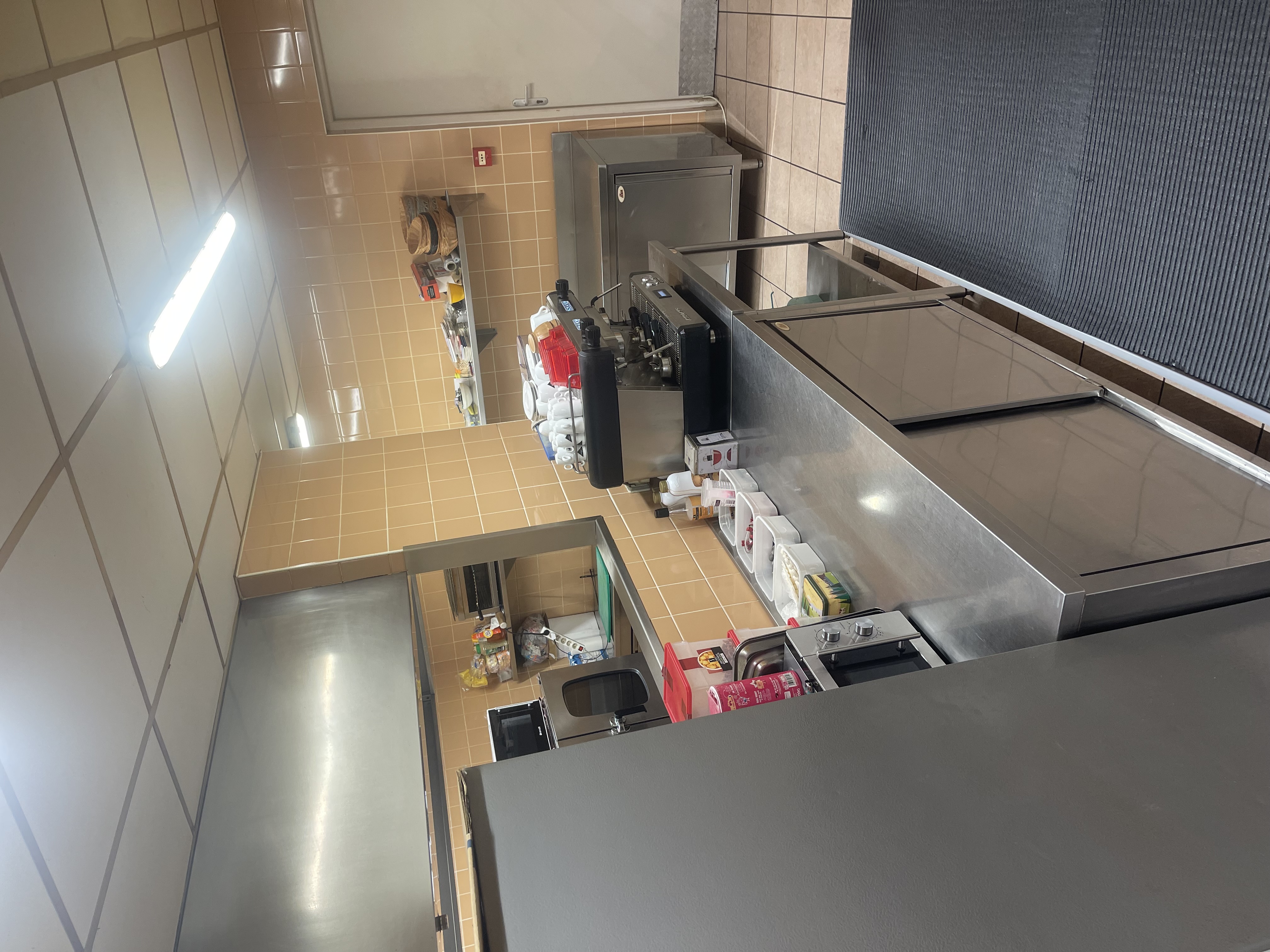 À vendre cause retraite restaurant mur et fond cuisine traditionnelle , restaurant tenu depuis 26 ans ,affaire  saine ( le pub Rochefort a guéret  est une institution) situé en plein coeur de Gueret 
Appartement sur 2 étages pouvant servir d’habitation ou  exploiter en restauration , salle de séminaire ….
Surface habitable 350 m2 environ