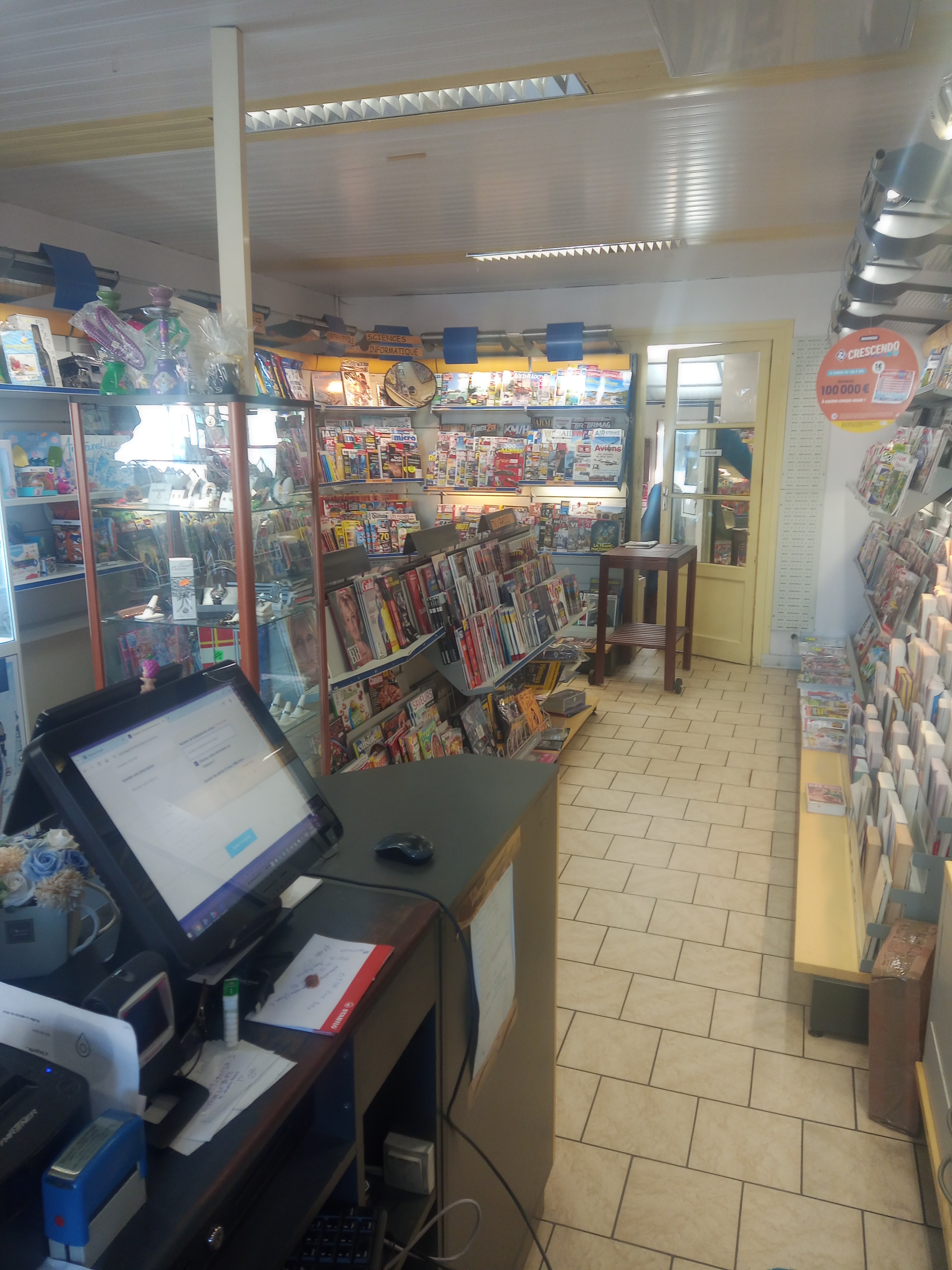 Maison de presse tenu depuis 20 ans avec un appartement T4 , 2 garages une cour village en pleine évolution lotissement de 300 maisons qui se montent à l entré du village et un lotissement de + de 100 maisons prévues dans les mois à venir pour ma part c est l heure de la retraite