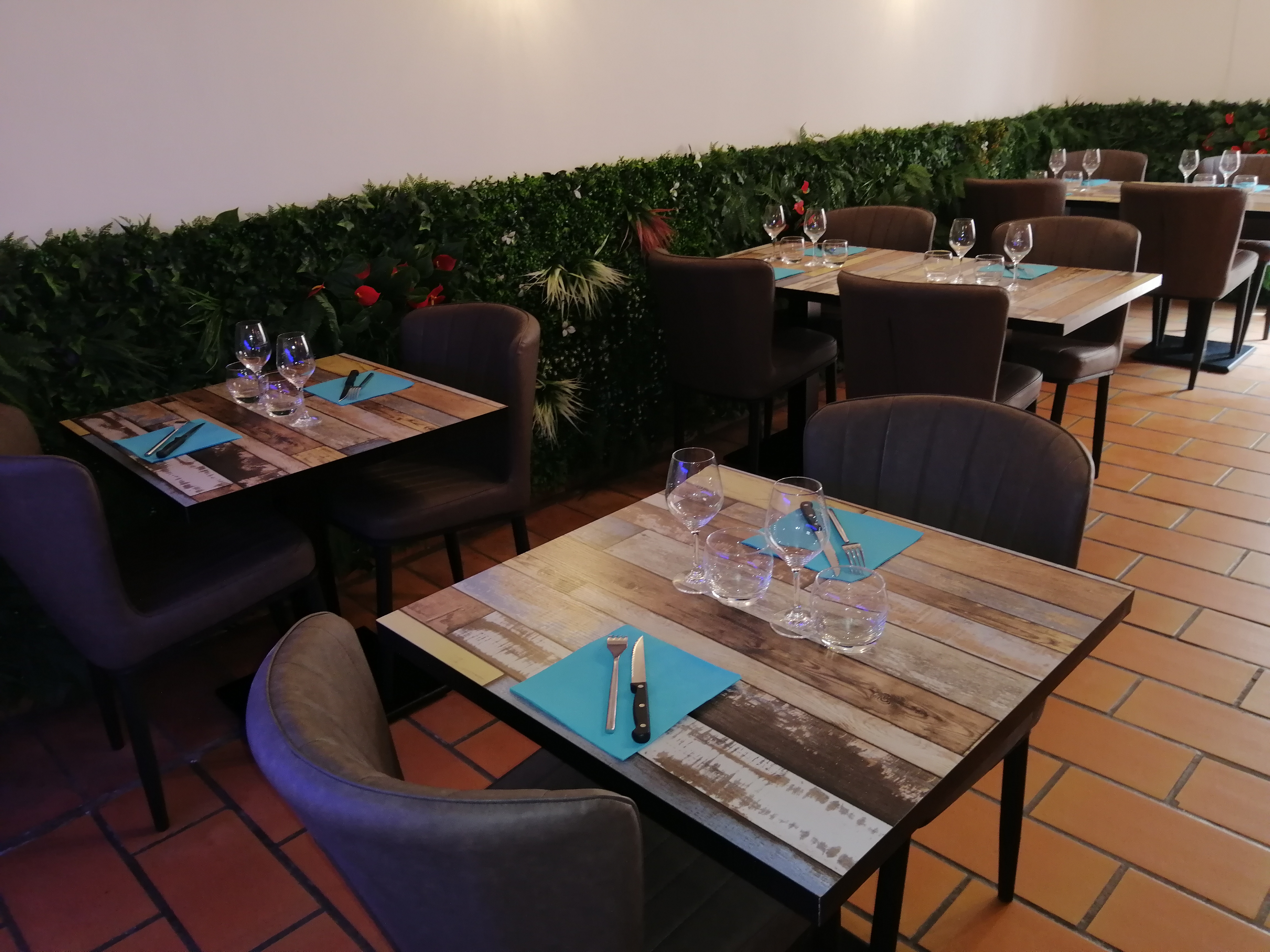 Notre petit restaurant, que nous avons ouvert en 2013, peut accueillir 24 à 30 clients à l'intérieur.
Possibilité de mettre une douzaine de couverts en terrasse, après en avoir fait la demande en mairie et que l'on peut renouveler chaque année.
Notre ville est très touristique et draine une clientèle nombreuse toute l'année.
Le matériel de cuisine a été renouvelé par nos soins , il est en très bon état.
Le loyer est de 1054€ mensuel.
Nous avons atteint l'âge de prendre notre retraite et espèrons trouver un repreneur le 
plus rapidement possible.
Nous sommes à votre disposition pour tout renseignement complémentaire..et, pourquoi pas venir nous rendre une petite visite?