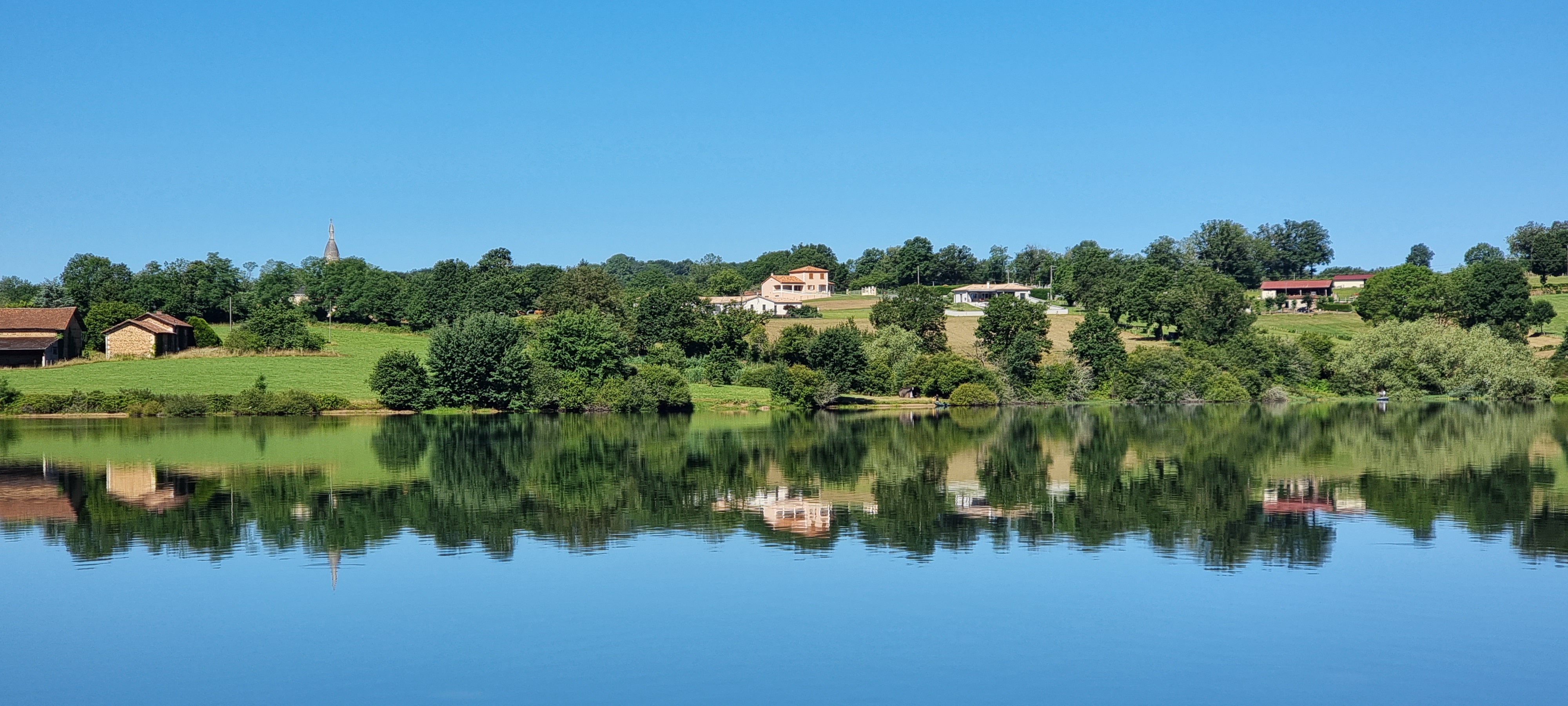 A LOUER : 

Local commercial + logement + grange : le tout 600 €/mois. 

Belle opportunité dans le centre bourg, grand parking à proximité, lac du Mas Chaban à deux pas. 

Local commercial à fort potentiel : bar, restaurant, épicerie, station-service, deux terrasses. 

Logement à l'étage : environ 100 m². 

Grange non attenante pouvant servir de réserve. 

Pour plus de renseignements, merci de nous contacter par téléphone aux horaires d'ouverture de la mairie : 
Lundi : 8h00-12h30 / 14h00 - 17h00
Mardi, Jeudi et Vendredi : 8h00-12h30
Mercredi : 8h00-12h00

ou par email.