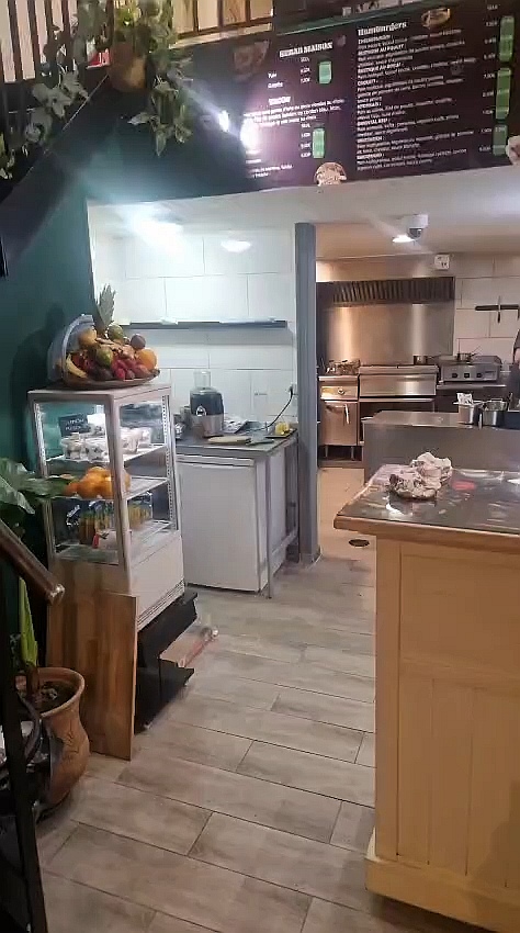 Belle opportunité pour un professionnel ou un couple souhaitant reprendre une affaire en activité.

Établissement exploité depuis 2017, bénéficiant d'une clientèle fidèle et d'une excellente réputation. Le snack est prêt à être repris immédiatement, sans investissement majeur.

Les points forts :

- Local d'environ 100 m².
- 35 places assises en salle.
- Terrasse permettant d'accueillir une clientèle supplémentaire.
- Cuisine entièrement équipée et fonctionnelle.
- Présence sur les plateformes de livraison.
- Fort potentiel de développement.

Le commerce conviendra aussi bien à un professionnel de la restauration qu'à un repreneur souhaitant se lancer avec une affaire clé en main.

Les informations complémentaires (chiffre d'affaires, loyer, bilan...) seront communiquées aux personnes sérieusement intéressées.

N'hésitez pas à me contacter pour plus d'informations ou pour organiser une visite.