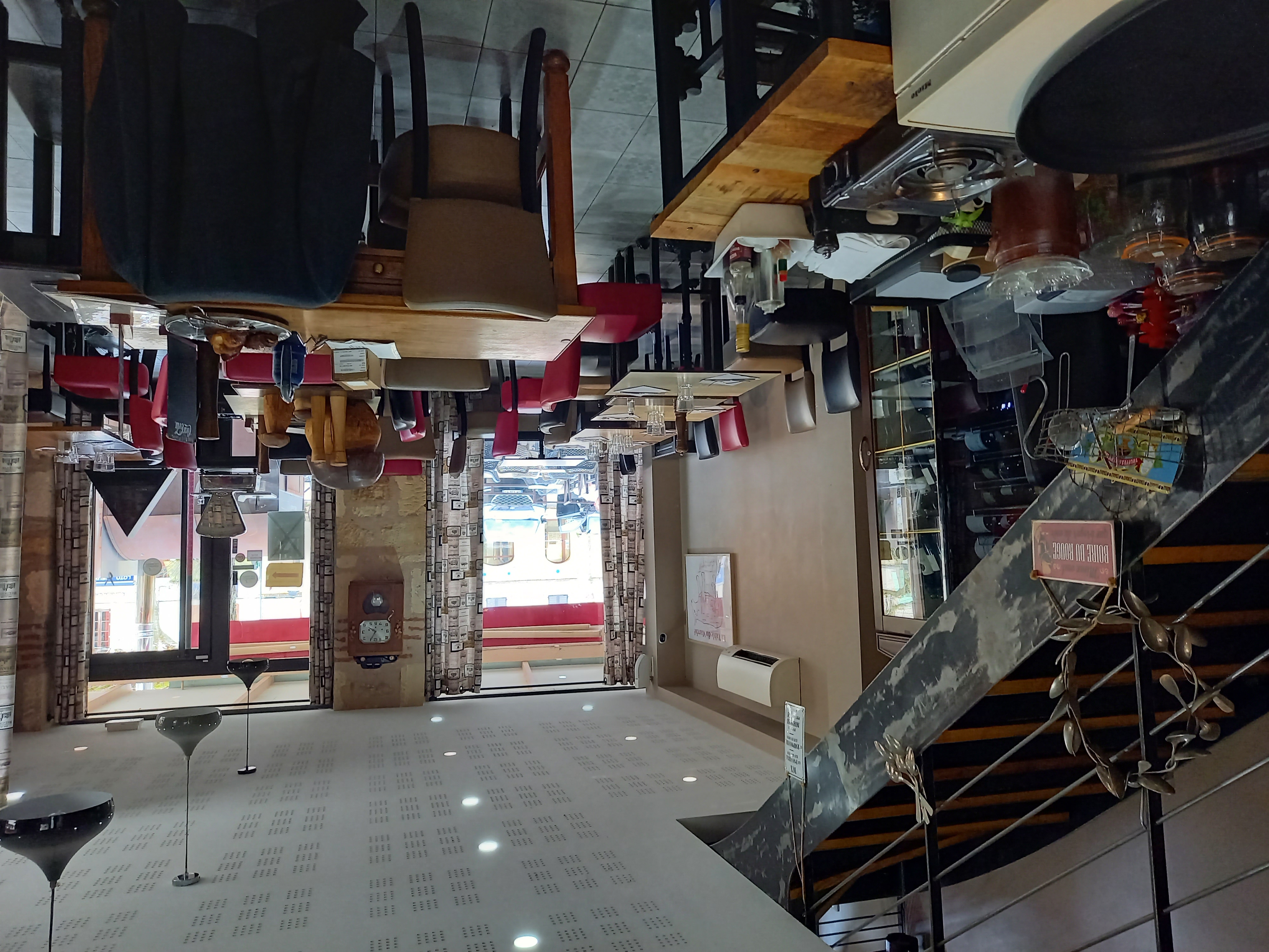 Ce bel établissement, de renommé à Prayssac, est à vendre.  Actuellement un restaurant type « brasserie » avec une offre de restauration de qualité, à base de produits locaux et faits maison. Une démarche pour être labellisée « Maitre Restaurateur » est en cours. L’établissement bénéficie d’un emplacement en plein cœur du centre bourg, avec une belle visibilité sur la place de l’Eglise et le marché hebdomadaire. La clientèle est à la fois locale et touristique. Une vraie opportunité avec beaucoup de potentiel pour des repreneurs dynamiques. 
Capacités restaurant : 
•	Une salle de restaurant chaleureux et dans le style brasserie au rez-de-chaussée : 25 couverts, 
•	Une salle équipée d’une télé pour diffusion matchs et autres, à l’étage : 25 couverts,
•	Un balcon, non exploité actuellement : 30 couverts,
•	Terrasse : potentiel de 120 couverts.
L’ensemble de l’équipement pour le restaurant est inclus : mobiliers (intérieur et extérieur), vaisselle, bar…

Cuisine entièrement équipée avec du matériel bien entretenu et propre. L’établissement est suivi par un cabinet d’analyses pour l’hygiène avec documentation à jour. La cuisine est située sur le niveau R+1. Une pièce pour travail au froid, grande chambre froide et réserve d’environ 15m² situé au R+2. 
Personnel : fonds cédé avec 2 employés, un cuisinier et un sous-chef (les deux avec 8 ans d’ancienneté).  
Le restaurateur actuel n’est lié par aucun contrat de brasseur, café ou autre. Etablissement avec licence grand restaurant et licence IV.
Chiffre d’affaires 2024/2025 : 310 000 € // EBE : 39 000 €. 
Prix de vente fonds : 80 000 €
Prix de vente des murs : 350 000 €
L’ensemble : 400 000 €