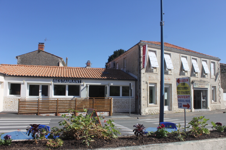 A vendre urgent départ retraite

Fonds de commerce Bar / Restaurant licence IV, entièrement rénové

grande salle de 90 couverts climatisée , bar attenant de 20 places assises, grande cuisine avec matériel professionnel aux normes.
Appartement de 110 m2( au dessus du bar) avec 3 chambres, séjour, dressing, bureau, cuisine, salle de bain, wc.
Parking privé de 25 voitures 
 2 garages et 1 local
+ ( POSSIBILITÉ D'ACHAT DES MURS avec une maison en locatif .)
