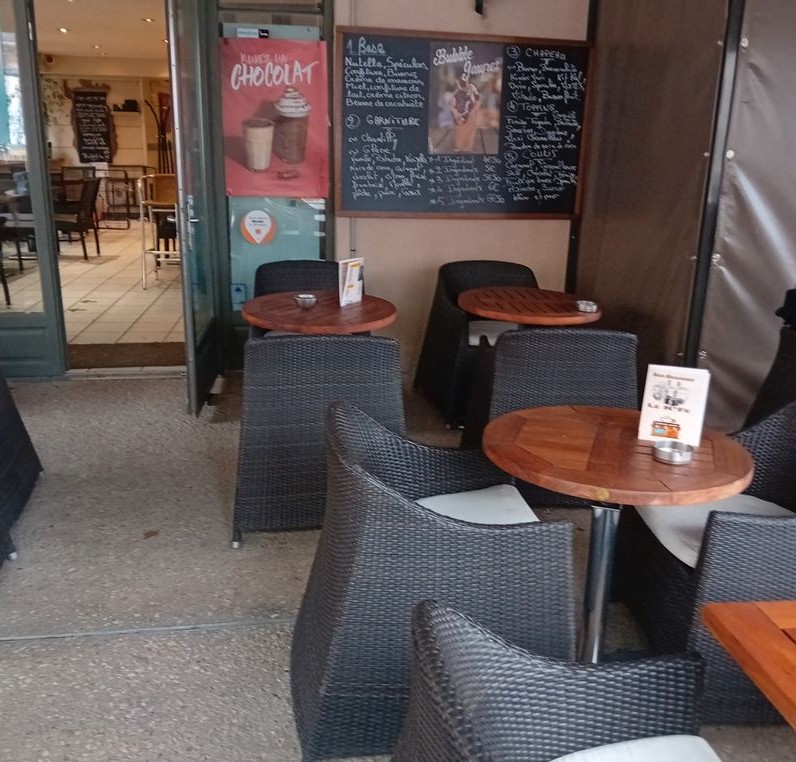 À céder, fonds de commerce de bar - restaurant exploité à l'année, situé aux portes du centre-ville de Mende, préfecture de la Lozère (environ 12 000 habitants).
L'établissement bénéficie d'un emplacement visible, à proximité immédiate de bureaux, commerces et services, générant une fréquentation régulière tout au long de l'année.
La clientèle est composée d'habitués locaux, d'une clientèle professionnelle ainsi que de touristes.
Accueil de la clientèle dès le matin avec une offre de petits-déjeuners. L'activité se poursuit avec un service de restauration le midi et le soir. Une offre complémentaire de type coffee shop / goûter est actuellement en cours de développement l'après-midi.
La salle de restaurant commune à la salle de bar, offre une capacité d'accueil d'environ 30 couverts, complétée par 30 couverts sous une pergola bioclimatique.
La configuration de la cuisine climatisée permet la préparation d’une offre de restauration rapide (burgers, salades, plats du jour), destinée aussi bien à une consommation sur place qu’à la vente à emporter.
L’établissement dispose d'une Licence IV. 
Opportunité idéale pour travailler en couple ou entre associés. 
Vente du fonds de commerce : 140 000 € et bail commercial : 1 300€ /mois TTC, ou location gérance : 2 800 €