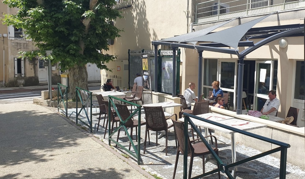 Saisissez l'opportunité de reprendre ce commerce multi-activités indispensable à la vie locale, idéalement situé en plein centre du village.

Une affaire conviviale, saine et prête à travailler immédiatement.

📍 Les points forts de l'affaire :

Emplacement : Position centrale stratégique avec une excellente visibilité et un flux régulier d'habitants et de touristes.

Extérieur : Une magnifique terrasse de 30 m², un atout majeur pour l'activité Bar/Café dès les beaux jours.

Loyer exceptionnel : Seulement 500 € par mois, un coût fixe très bas qui sécurise grandement la rentabilité.

Licence IV : Licence IV disponible, actuellement louée directement auprès de la mairie (facilité d'exploitation administrative).

❄️ Matériel professionnel inclus (valeur 5 000 €) :Le commerce est vendu entièrement équipé pour tourner dès le premier jour :

-1 chambre froide
-2 banques froides (vitrines réfrigérées)
-1 frigo à canettes
-1 machine à glaçons
-1 lave-verres professionnel
-Toutes les étagères et rayonnages pour la partie épicerie.
- ainsi que d’autre matériels

📈 Données Financières & Activité :

Chiffre d’Affaires : Stable et régulier, environ 120 000 € par an.
Clientèle : Habitués locaux très fidèles à l'année, complétés par le passage touristique saisonnier.

Potentiel : 
Idéal pour un couple ou un indépendant. Possibilités de développement (produits locaux, animations, petite restauration, etc.).

💰 Conditions de vente :

Prix du fonds de commerce : 30 000 €
Prix du matériel : 5 000 €
Prix global de cession : 35 000 €

Rapport prix/chiffre d'affaires et loyer imbattable sur le secteur. Idéal pour une reprise rapide et sereine.

Dossier complet et photos disponibles après un premier contact garantissant le sérieux de votre démarche.

Curieux s'abstenir.Pour toute question ou pour planifier une visite, merci de me contacter directement par téléphone.
