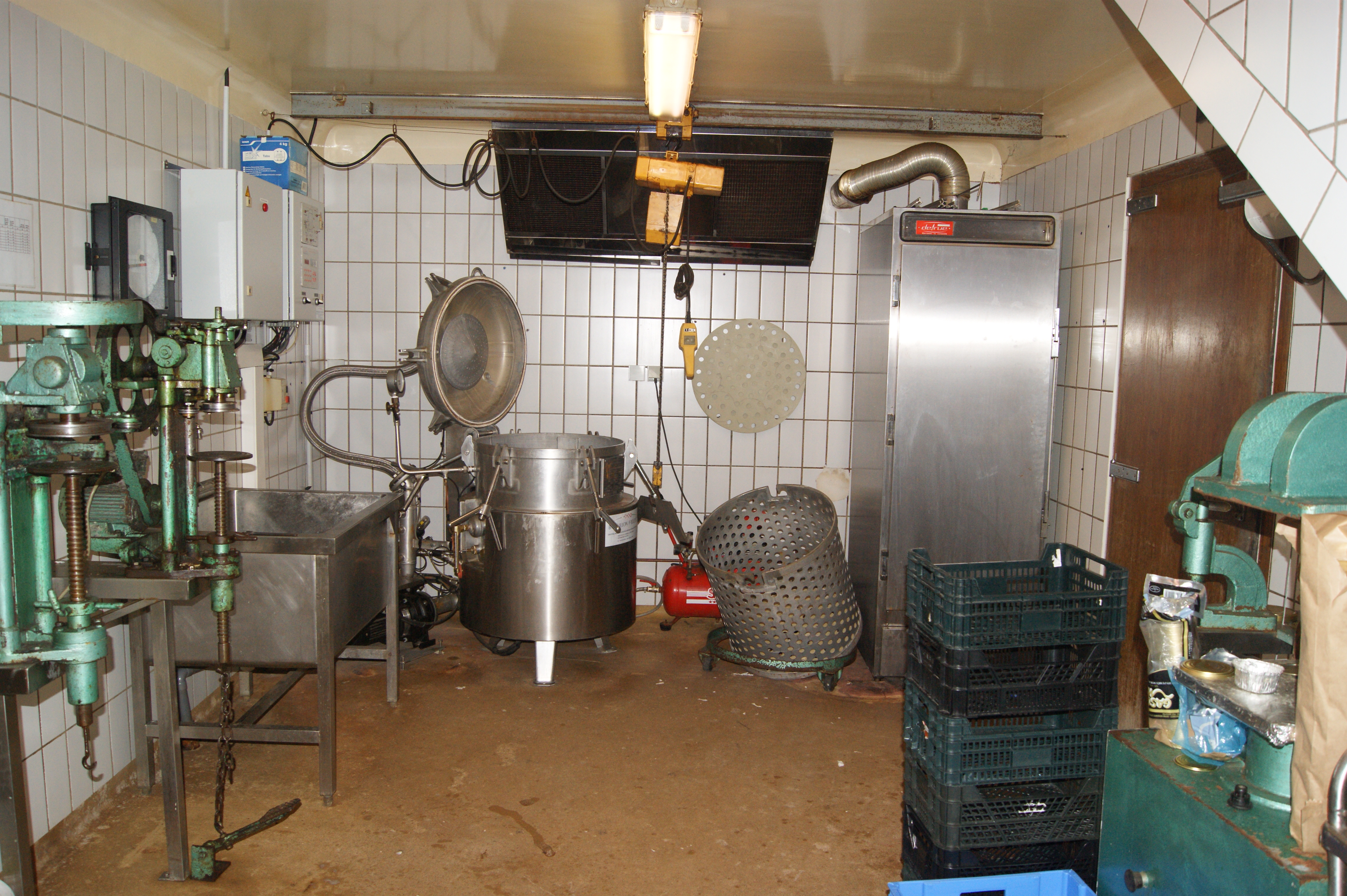 Fond de commerce.
Nous vendons cause  retraite .
Activité de boucherie charcuterie , plats cuisinés,conserveries ainsi que marchés du secteur avec un camion magasin vendu avec le fonds .
Surface de vente de 60 m2 plus laboratoire de 100 m2 au sol sur deux niveaux Deux chambres froides positives , une négative,un séchoir à salaison,matériel comprenant une fourgonnette frigo , le tout en excellent état .
une partie habitation communicante et très vaste sur deux niveaux complète l ensemble sur un terrain de plus de 2000 m2  avec garages, plus un parking privé pour la clientèle.