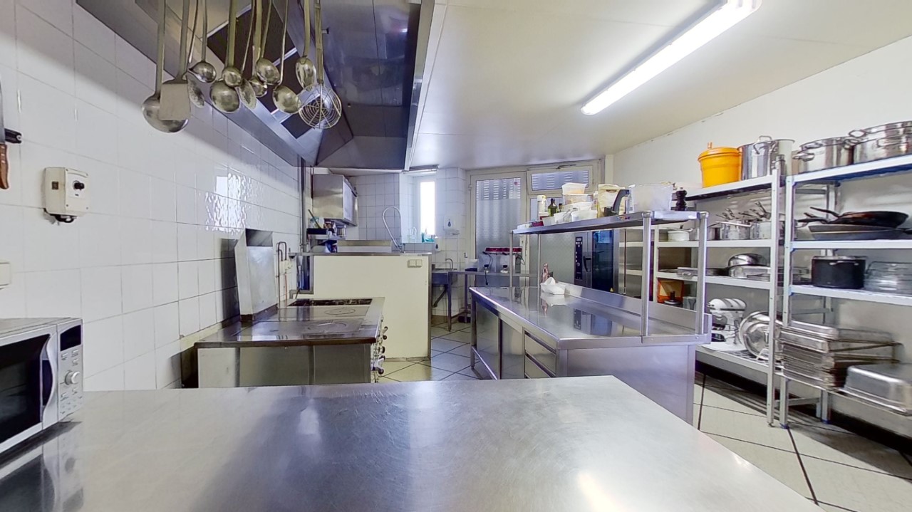 Restaurant bar traiteur de village avec toutes commodités . ( Ecole , crèche , médecin , dentiste , supérette boulangerie et bien d’autres ) sur saint Julien , commune de Val suran . Cette dernière se situe à 35km de Bourg en Bresse et 35km de Lons le saunier . 1h30 de Lyon . 

Restaurant composé de 2 salles , ( 40 couverts ) plus une terrasse pouvant accueillir 12 personnes . D’une cuisine professionnelle tout équipée , avec un four à pizza qui a très peu servi . 
Horaires actuelles : Du Mardi au Vendredi Midi . Grosse possibilité de développement sur les soirs et week end . Service traiteur actuellement les week end . Aucuns contrats sur le matériel en place . Affaire saine , nous souhaitons vendre pour partir sur d’autres projets pro . Pas de salariés à reprendre . 

Un appartement de fonction refait d environ 115 m2 , avec 2 chambres , dressing , grand séjour salle à manger et cuisine équipée .  Chaudière à granule neuve (-de 7 ans )  .  

Possibilité de créer un autre appartement d environ 115 m2 ou chambres pour faire « gîtes . De multiples possibilités s offre à vous . Nous vendons le mur et le fond , indissociable .


Je reste disponible pour tout complément d’informations . 

Cordialement