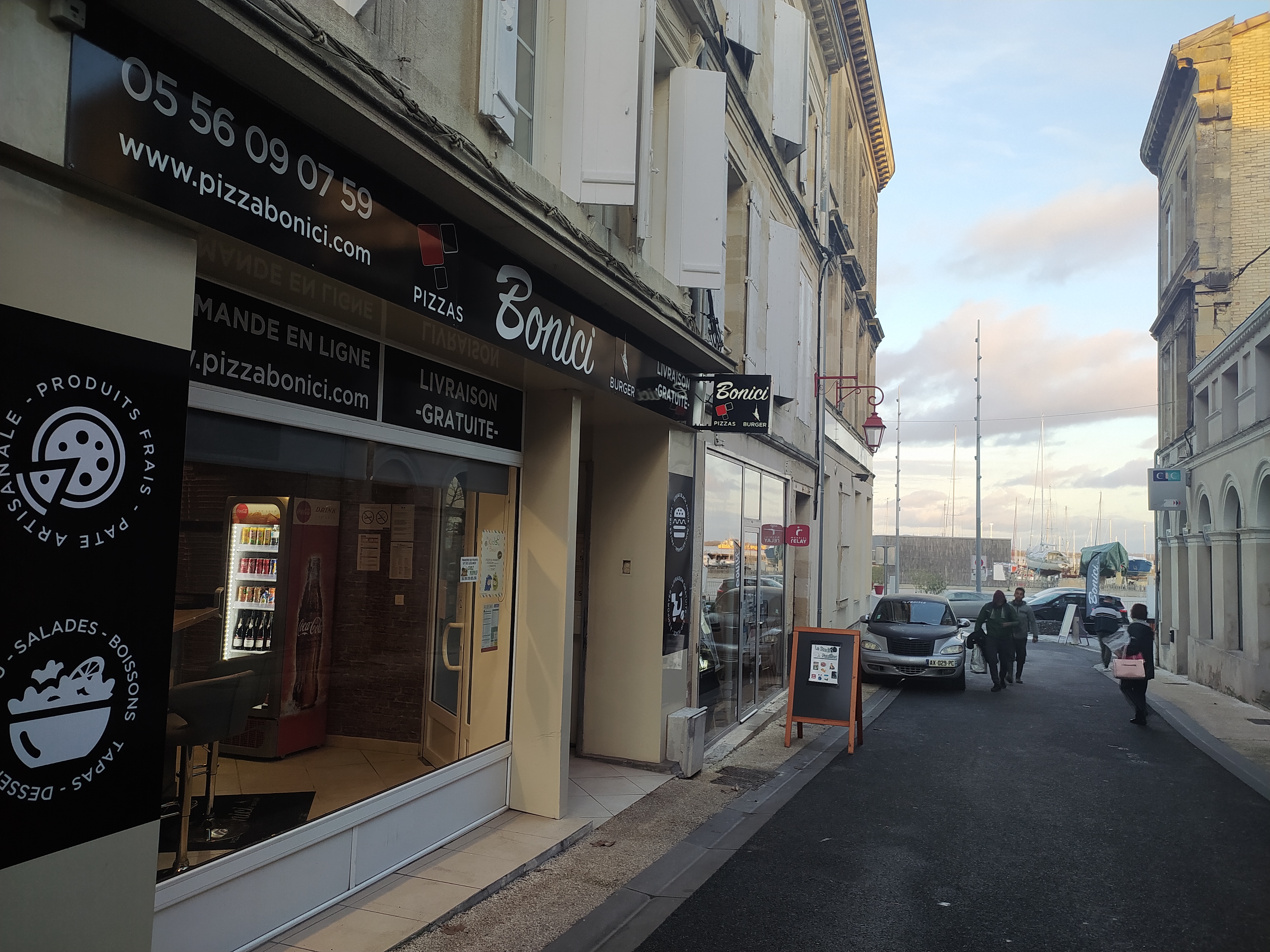 Pizzéria, à emporter et service de livraison, sur une commune de 5000 Habitants, sur la route des Châteaux du Médoc, proche de l'océan. Idéalement située, sur le port de Pauillac, affaire saine, important CA, sans concurrence