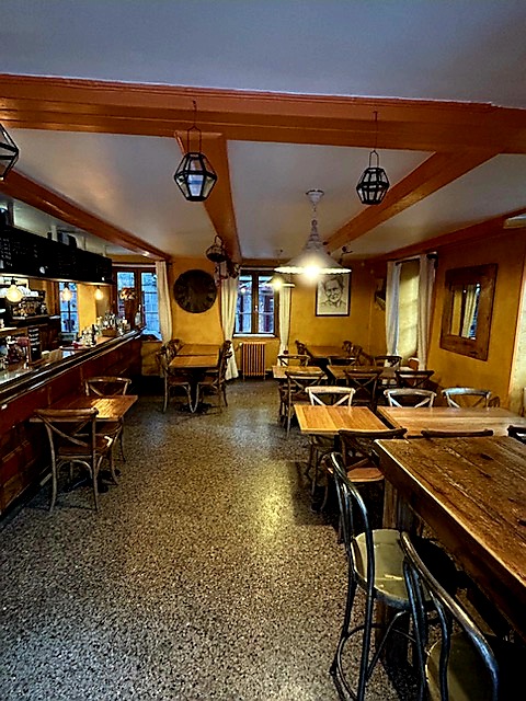 Vends, cause retraite, Hôtel-Restaurant-Bar situé dans un cadre familial qui vous accuaille depuis 3 générations.
L'établissement est à vendre, Murs et fond, au prix de 580000 euros, négociable, sachant que nous sommes aux dernières normes en vigueur, et avec une bonne perspective de développement.
L'Hôtel dispose de 9 chambres de 2 à 4 couchages, entièrement rénovées et meublées avec goût et modernité tout en respectant l'esprit montagne.
De plus vous disposez au 1er étage d'un petit salon vous permettant de prendre 1 consommation, lire ou jouer à des jeux de société.
L'établissement dispose également d'un espace restauration et bar qui nous permet d'assurer une restauration brasserie.
Situés dans le centre historique de la cité médiévale, petite cité de caractère classée, de Besse et Saint Anastaise, au coeur du massif du Sancy, nous disposons également d'une grande terrasse sur la place centrale du village.
Je reste bien sûr à votre disposition au 06 75 54 64 69 , pour vous fournir plus d'informations , et vous pouvez également consulter notre site web www.hotel-sancy-besse.com pour avoir plus d'informations sur les activité et animations sur l'ensemble du massif du sancy