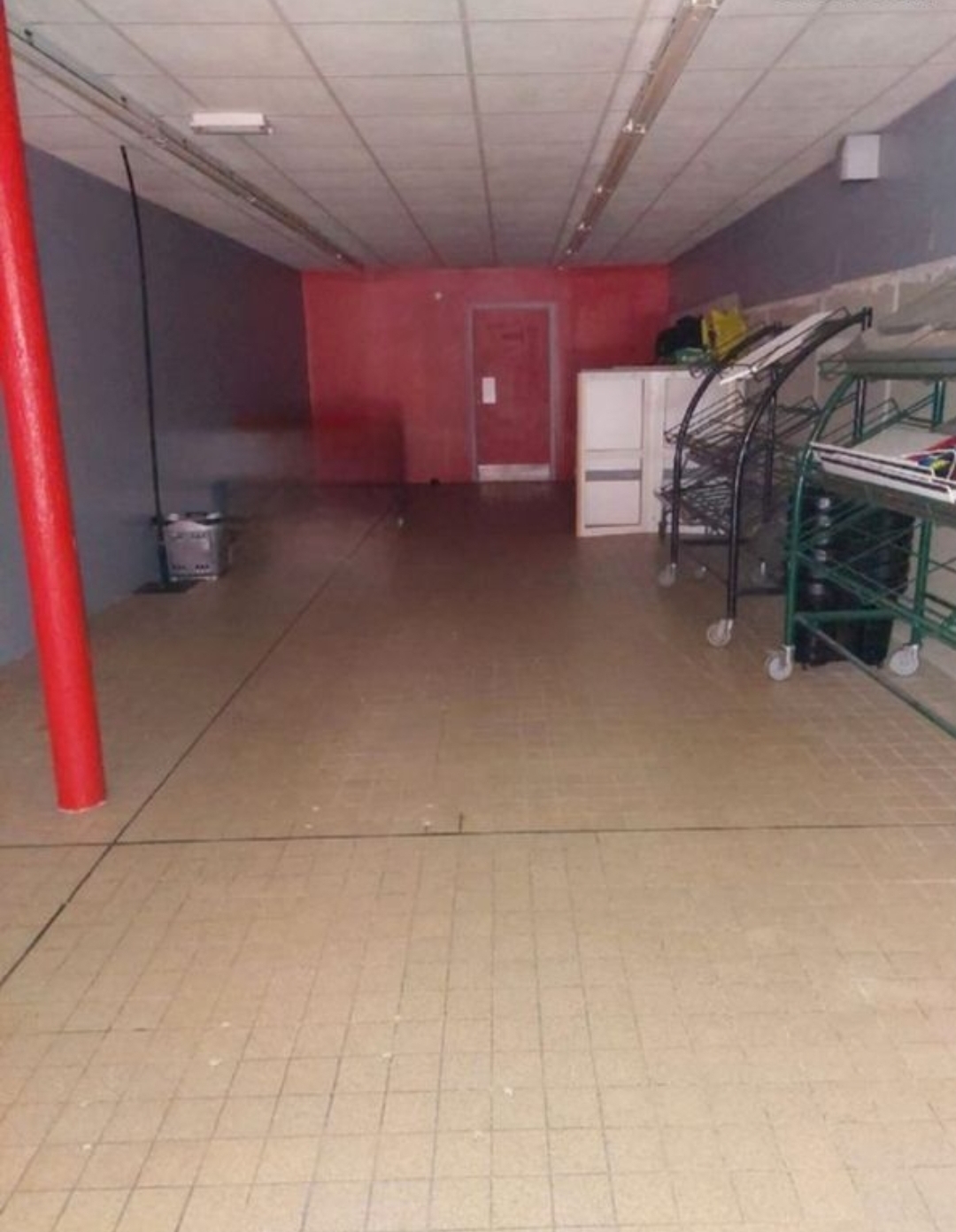Idéalement situé au cœur du village Caractéristiques du local:

-Surface: 70 m2, parfait pour une boutique, un

bureau ou toute autre activité commerciale.

- Emplacement: Centre du village, dans un secteur très fréquenté.

-Stationnement: Un grand parking se trouve juste devant le local, offrant un accès facile pour vos clients.

Ce local est idéal pour toute personne cherchant à s'établir dans une zone commerciale active et bien desservie.

Loyer: 550 euro