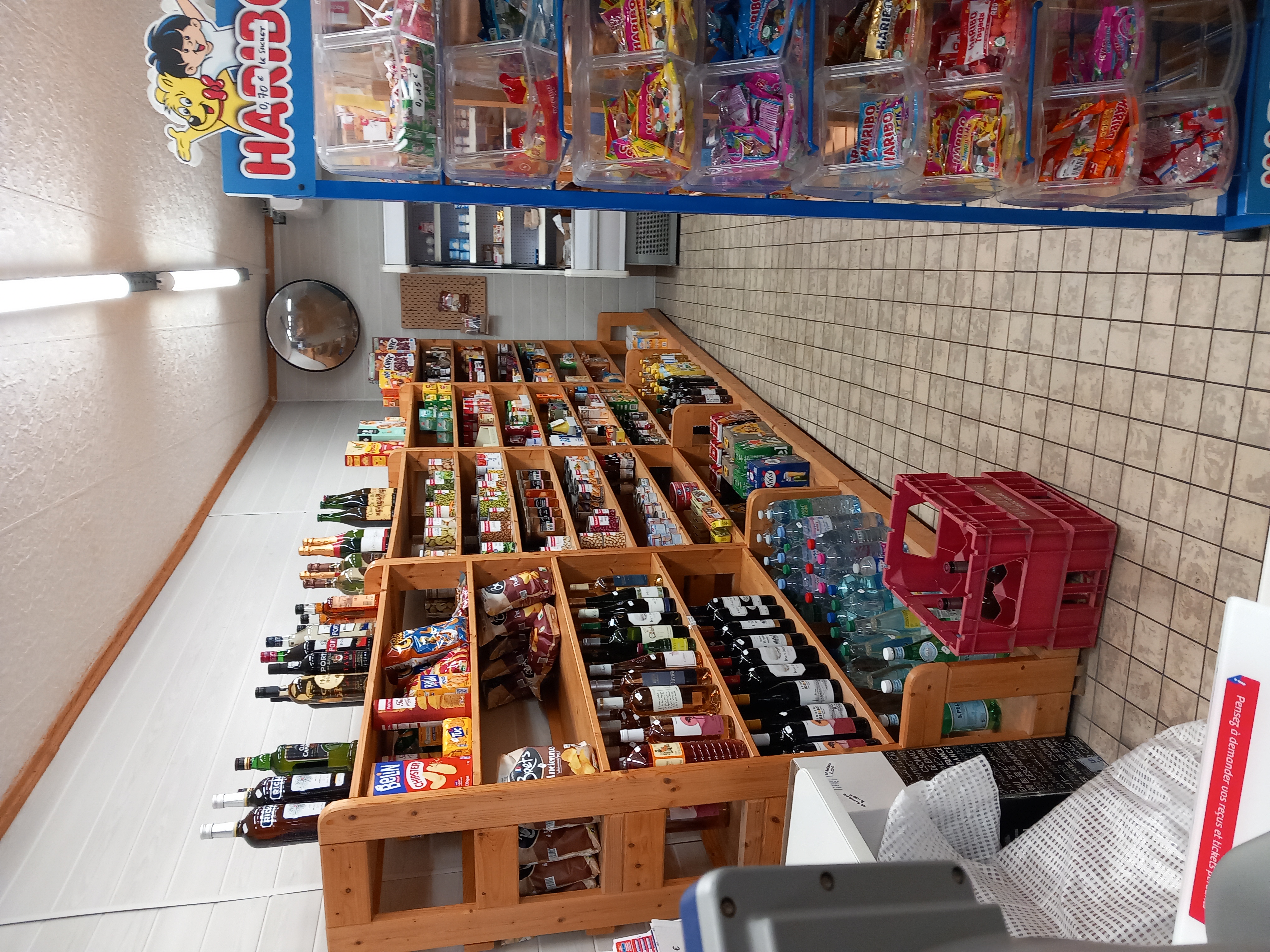 Cause départ retraite, 
A vendre dans village agréable de 1500 habitants (environ 15 km de CLERMONT FD) :
fond de commerce TABAC, FDJ, ALIMENTATION GENERALE, DEPOT DE PAIN,  RELAIS COLIS (Pickup), T2C 
Bonne rentabilité avec possibilité de développer l'activité, pas de concurrence directe, clientèle très sympathique, ambiance conviviale