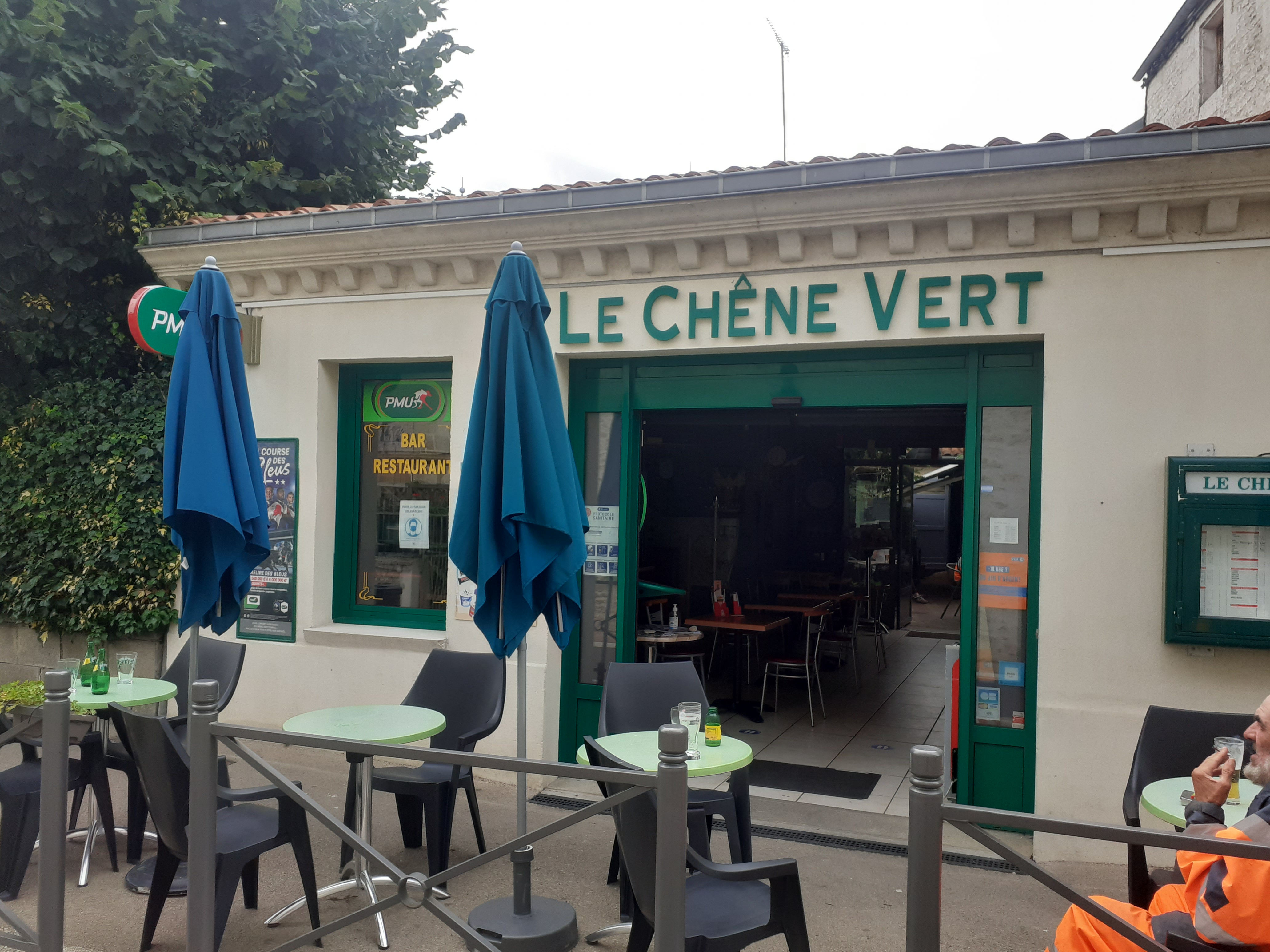 Belle affaire au cœur du marais poitevin 2 sale une de 80 personnes et 25 personne plus une terrasse patio de 30 personnes pmu et française des jeux