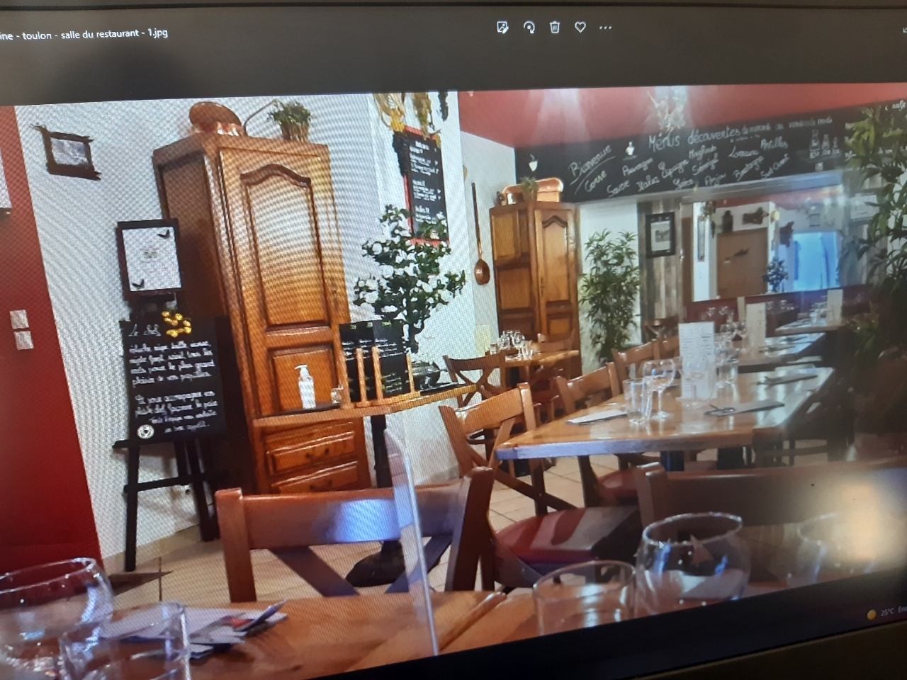 Vends fond de commerce, restauration traditionnelle, emplacement très agréable et calme, rue piétonne.  Dans le vieux centre de Toulon. Vente géré par une agence FAI -

https://www.google.com/maps/place/Pl.+Gustave+Lambert,+83000+Toulon/@43.1212611,5.9295092,17z/data=!3m1!4b1!4m5!3m4!1s0x12c91b0dbde0a8ad:0x3f8ad6d2fe5e53b3!8m2!3d43.1212611!4d5.9316979

Propriétaire mairie de Toulon, municipalité très arrangeante et disponible pour le développement du centre-ville. 
Capacité intérieure 28 places ainsi que 24 à 30 places extérieures suivant le droit de terrasse autorisé par la mairie. Réserve de 50 m carré à l’étage compris dans le bail. Etablissement très bien entretenu, prêt à être exploité. License boisson grande restauration -Tout le matériel mis en place nécessaire laissé au futur acquéreur. 
https://www.tripadvisor.fr/Restaurant_Review-g187257-d7885793-Reviews-Les_Tables_de_la_Fontaine-Toulon_Var_Provence_Alpes_Cote_d_Azur.html

Photos sur demande de l’intérieur, de la cuisine du bar, ainsi que la terrasse. 
Merci de me contacter, que les personnes sérieuses (disposant au moins de la moitié de l’apport entre 70000 et 85 000 €). Curieux s’abstenir, contact seulement par mail pour d’autres questions.
Aucun document ne sera envoyé ou présenté sans une rencontre sur site. 
lestablesdelafontaine83@gmail.com

Vends fonds de commerce, restauration traditionnelle, emplacement très agréable et calme, rue piétonne.  Dans le vieux centre de Toulon. 

Propriétaire mairie de Toulon, municipalité très arrangeante et disponible pour le développement du centre-ville.  Droit de regard sur futur acquéreur sur le projet proposé – Loyer raisonnable - 

Actuellement géré par 1 couple, 1 apprenti cuisine et deux mi-temps - Pas de personnel à reprendre - 
Capacité intérieure 28 places ainsi que 24 à 30 places extérieures suivant le droit de terrasse autorisé par la mairie. Réserve de 50 m carré à l’étage compris dans le bail. Etablissement très bien entretenu, prêt à être exploité. License boisson grande restauration -Tout le matériel mis en place nécessaire laissé au futur acquéreur. Liste sur demande - 

Photos sur demande : de l’intérieur, de la cuisine du bar, ainsi que la terrasse. 
PHOTOS ACTUELLES TROP LOURDES .

Merci de me contacter, que les personnes sérieuses. Curieux s’abstenir, Prix négociable – pour le moment pas d’agence donc 8 % de frais en moins. 
Contact seulement par mail pour d’autres questions.
Aucun document ne sera envoyé ou présenté sans une rencontre sur site. 
lestablesdelafontaine83@gmail.com