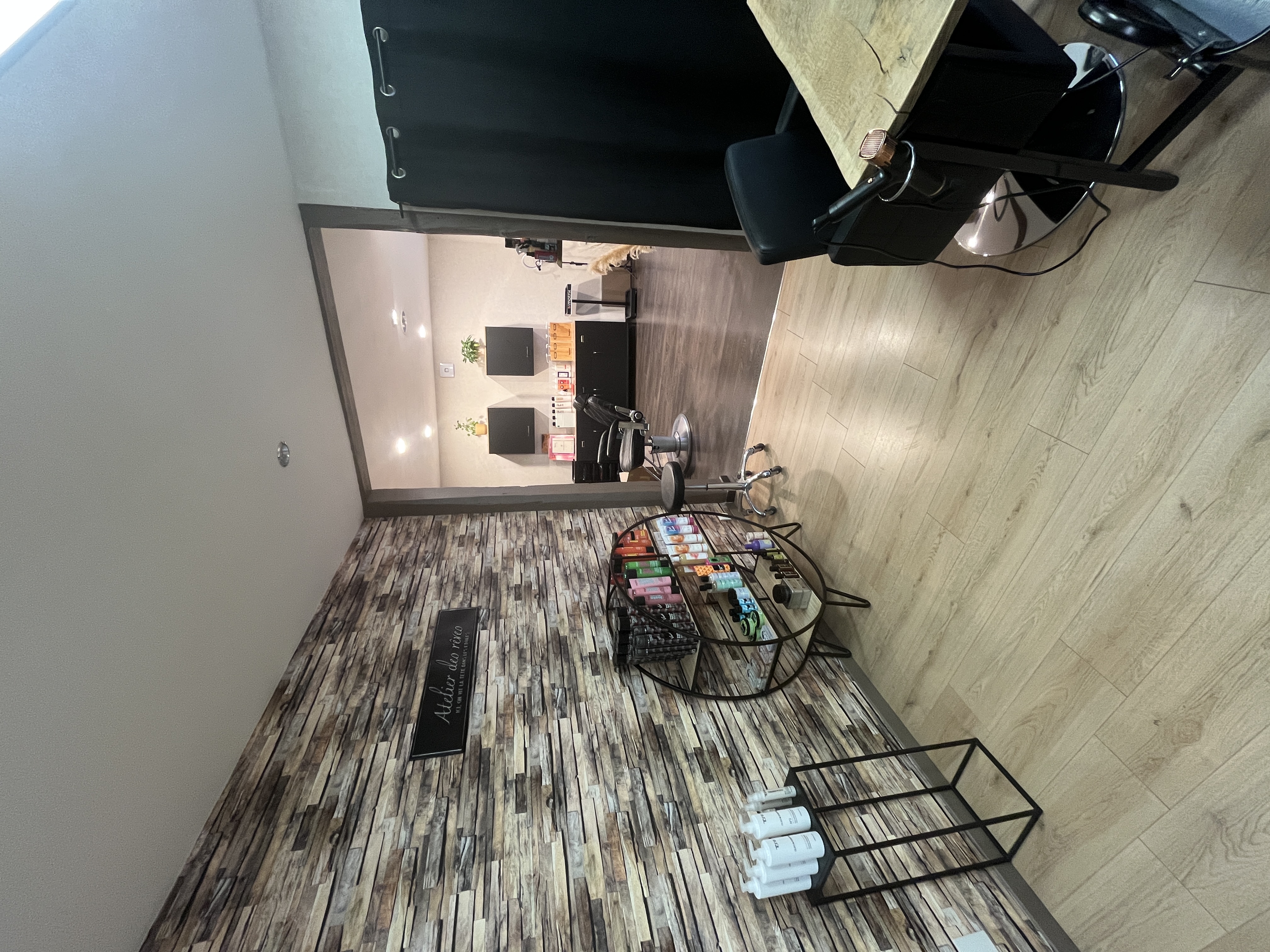 Fond de commerce salon de coiffure à vendre pour cause de déménagement 
Salon prêt à l’emploi, refait à neuf il y a 2 ans et demi, dans une ambiance chaleureuse. 
Aucuns travaux à prévoir.

* Clientèle très fidèle et régulière
* Planning complet sur minimum 3 semaines
* Pas de concurrence directe, seul salon dans la commune

𝓛𝓸𝓬𝓪𝓵𝓲𝓼𝓪𝓽𝓲𝓸𝓷:
*  Requeil (72510)
* Centre bourg avec un parking en face du salon  pour faciliter le stationnement des clients.

- 𝓔𝓺𝓾𝓲𝓹𝓮𝓶𝓮𝓷𝓽𝓼:
* Réserve rénovée il y a 1 an et demi 
* Fauteuils changés il y a 2 ans
* Ordinateur + imprimante facture
* Climazon 
* Machine à laver + sèche linge 
* Frigo + micro-onde
 
Pas de salariés (mais possibilités de travailler a 2 dans le salon.)
Très bon potentiel de développement
Clientèle jeune et dynamique 
Prise de RDV en ligne
- 𝓛𝓸𝔂𝓮𝓻 : 327€


📞 𝓒𝓸𝓷𝓽𝓪𝓬𝓽𝓮𝔃-𝓶𝓸𝓲 𝓹𝓸𝓾𝓻 𝓹𝓵𝓾𝓼 𝓭’𝓲𝓷𝓯𝓸𝓻𝓶𝓪𝓽𝓲𝓸𝓷𝓼, 𝓭𝓮 𝓹𝓱𝓸𝓽𝓸𝓼 𝓸𝓾 𝓿𝓲𝓭é𝓸𝓼 𝓼𝓾𝓹𝓹𝓵é𝓶𝓮𝓷𝓽𝓪𝓲𝓻𝓮 𝓸𝓾 𝓹𝓸𝓾𝓻 𝓾𝓷𝓮 𝓿𝓲𝓼𝓲𝓽𝓮.