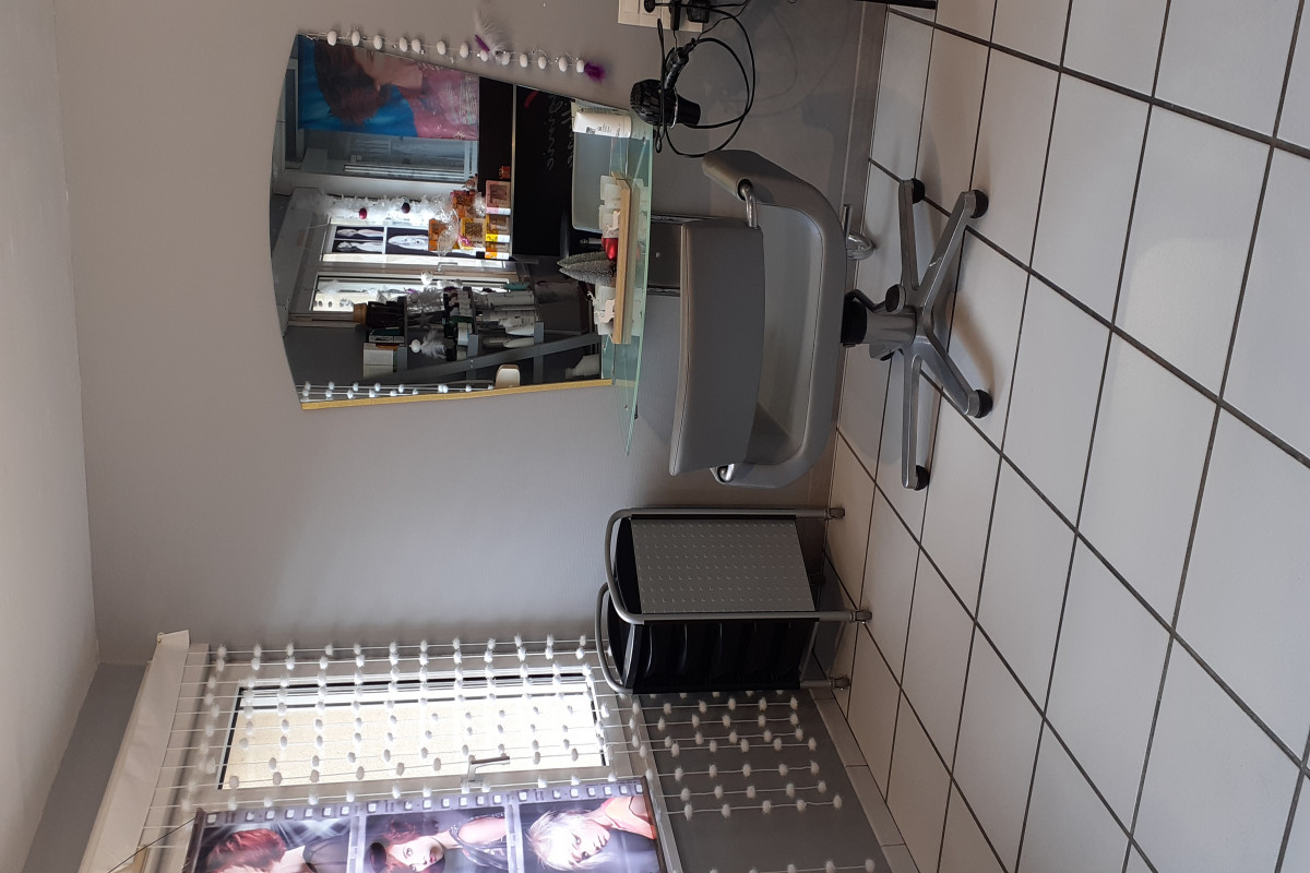 Vends salon de coiffure très bien situé dans bourg de 1700 habitants. Ne nécessitant pas de travaux. Clientèle fidèle , bon chiffre d'affaires. Beau potentiel de développement dans plusieurs services non exploités. 
Loyer 450?