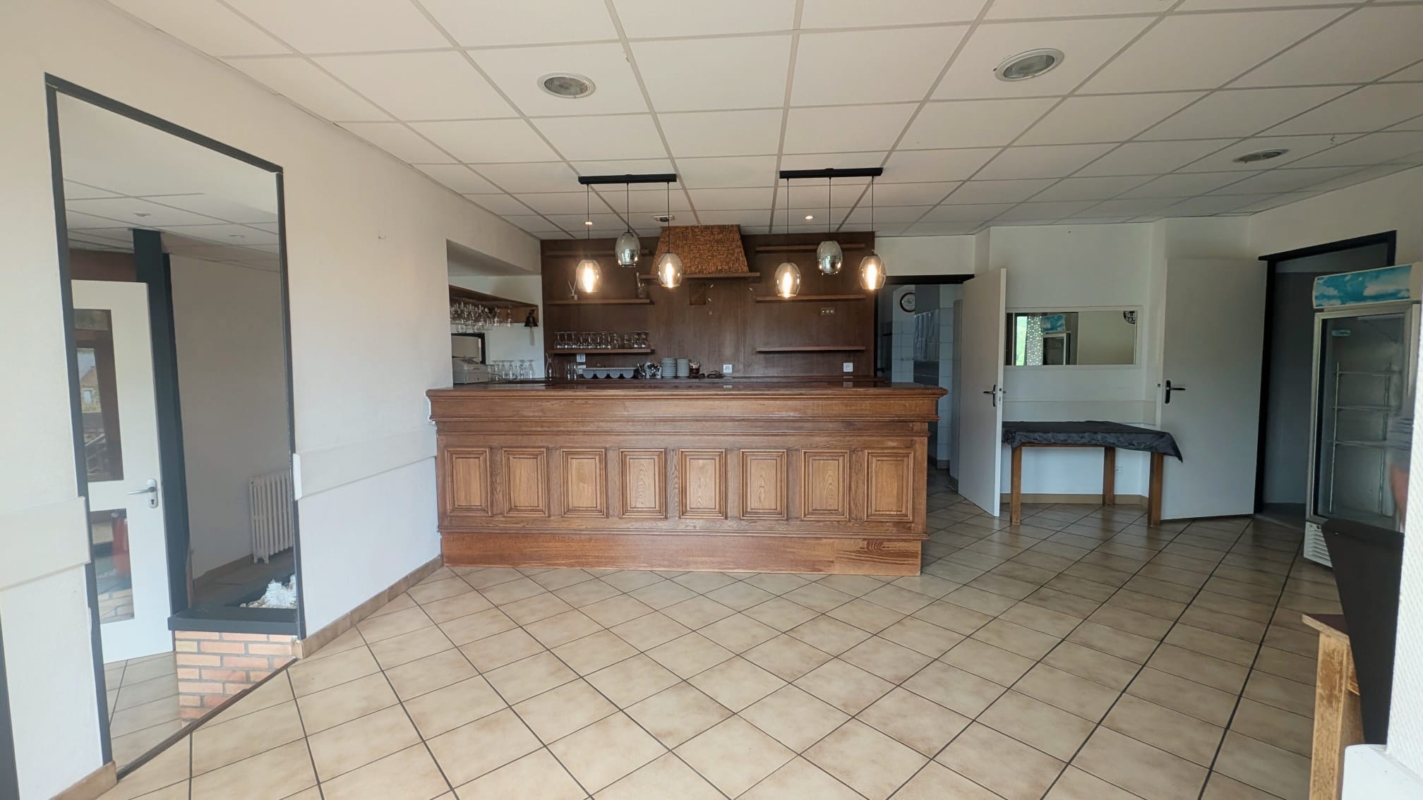 À Escandolières, charmant village vivant et convivial, découvrez cette belle opportunité de reprendre un bar-restaurant avec licence IV, idéalement situé entre Rignac, Cransac, Firmi et Saint-Christophe (moins de 10 km).
Installé au cœur du village, dans un environnement authentique et agréable, l’établissement bénéficie d’un emplacement stratégique sur la route reliant Rignac au bassin de Decazeville, très fréquentée au quotidien. Un
grand parking facilite l’accès à la clientèle et sera prochainement agrandi.
Le potentiel est réel avec plusieurs types de clientèle :
• ouvriers et habitués locaux à fidéliser à nouveau
• touristes grâce à la proximité de sites très visités :
◦ 5 min du château de Bournazel
◦ 15 min de Belcastel
◦ 20 min de Conques
◦ 10 min des thermes de Cransac
La présence de l’école au centre du village génère également un passage quotidien de familles.
Un outil de travail prêt à exploiter. L’établissement propose :
• une salle de restaurant d’environ 60 couverts
• une terrasse agréable
• un grand comptoir de bar convivial
• une cuisine entièrement équipée
Fermé récemment, le lieu offre aujourd’hui une grande liberté pour imaginer votre projet : restaurant traditionnel, bar convivial, cuisine de terroir, restauration ouvrière, épicerie de proximité ou lieu de vie pour le village.
Un véritable projet de vie
À l’étage, vous bénéficierez également :
• d’un gîte / chambre d’hôtes permettant un revenu complémentaire
• d’un logement de fonction spacieux comprenant deux chambres, deux salles d’eau, un bureau et une grande pièce à vivre.
Conditions de location
• 850 € / mois pour l’ensemble (restaurant + logement).
• Possibilité de louer uniquement le bar-restaurant
pour 450 € / mois.
• Le gîte peut être ajouté pour 100 € / mois.
Un droit au bail sera demandé après évaluation du matériel présent.
Une belle opportunité pour un restaurateur souhaitant développer son activité dans un village vivant, avec un fort potentiel local et touristique.
Vous pouvez nous contacter :
Yves Bouyssou au 06 14 44 39 74
Sophie Rigaux au 07 56 87 12 63
Envoyer un Email avec une lettre de motivation à mairie@escandolieres.fr