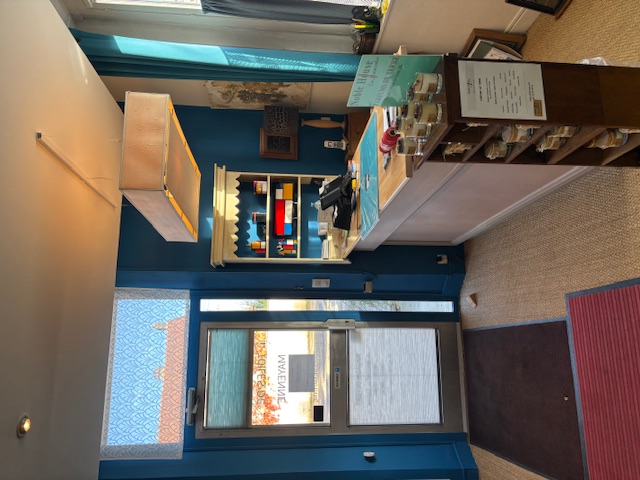 🌟Le Potentiel et le Concept
•	Activité actuelle : Magnifique magasin spécialisé en décoration, tissus d'ameublement, et gammes de peintures décoratives haut de gamme. Une offre complète et cohérente pour l'aménagement d'intérieur.
•	Renommée & Clientèle : L'enseigne jouit d'une clientèle fidèle développée sur plus de 20 ans d'activité. Forte reconnaissance locale et grande zone de chalandise établie.
•	Potentiel de Croissance : Chiffre d'affaires à fort potentiel de développement, directement lié à l'optimisation des jours d'ouverture et à l'exploitation des services (atelier, devis, conseil).
📍 Le Local et l'Emplacement (Idéalement Situé)
•	Superficie Totale : Surface commerciale de 100 m² (en rez-de-chaussée).
•	Aménagement Intérieur : L'espace est fonctionnel et se divise en :
o	Un espace de vente principal d'environ 70 m² offrant une très belle visibilité.
o	Un atelier/espace de travail de 30 m² idéal pour les artisans (confection, retouches, conseils personnalisés).
o	Une réserve pratique d'environ 10 m² et des commodités (WC + lavabo).
•	Emplacement Stratégique : Très bonne visibilité sur route départementale, au cœur d'une zone dynamique, entourée de commerces et de stationnements à proximité immédiate.
•	Bail : Bail "tout commerce" (sauf restauration), offrant une grande flexibilité pour l'évolution ou la diversification de l'activité.
💎 Les Atouts (Marques & Finitions)
•	Marques Prestigieuses : Le fonds inclut la distribution de marques de renom et de qualité, dont : Toile de Mayenne, JAB, Terre d’Argile, Fermob, Houles, ainsi que des articles d'art de la table (verres soufflés, bouillottes...).
•	Polyvalence : Local idéal pour diverses activités : artisanat, commerce de détail, profession libérale, ou relocalisation d'activité.
💰 Conditions de Cession
•	Fonds de Commerce : 20 000 € (Négociable).
o	Ce prix attractif inclut le stock à date (inventaire disponible sur demande).
•	Loyer Mensuel : 900 € TTC (soit 750 € HT).
•	Ancienneté du Bâtiment : Construction 1945 (bien entretenu).
________________________________________
Contact : Saisissez cette opportunité de reprendre une affaire saine et reconnue avec un faible investissement initial. Pour toute information complémentaire ou pour organiser une visite, veuillez contacter Louis Rathier van Heekeren au 06 87 75 30 76.