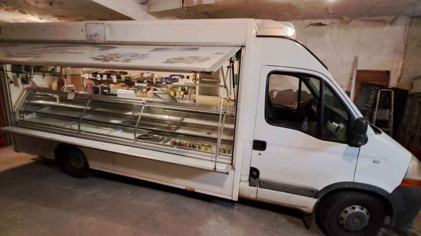 A céder, cause retraite, fonds de commerce en alimentation générale exploitée depuis 1992 sur la commune de Chantelle (1124 hab) - département de l'Allier.

Magasin situé sur la route principale, en face de la mairie.
Pas de concurrence sur la commune. Zone de chalandise de 15 Km autour.
Clientèle fidélisée.

Surface de vente de 180 m² (caisse, rayonnage, vitrines réfrigérées, caddies,)
Réserve de 1000 m² avec chambre froide, bureau, stockage, local livraisons, garage …
Vitrine de 15 ml. 2 entrées/sorties clients. 2 entrées/sorties arrière-boutique.

Chiffres clés sur les 2 dernières années :
*C.A. stable de 815 000 € HT
*Marge brute de 28%
*EBE de 23 000 €

Prix du fonds : 199 000 € à négocier.

Possibilité de racheter le camion de tournées en plus, si vous souhaitez maintenir les tournées (35 000 € le véhicule - C.A. 100 000 € / an - prévoir un temps plein)