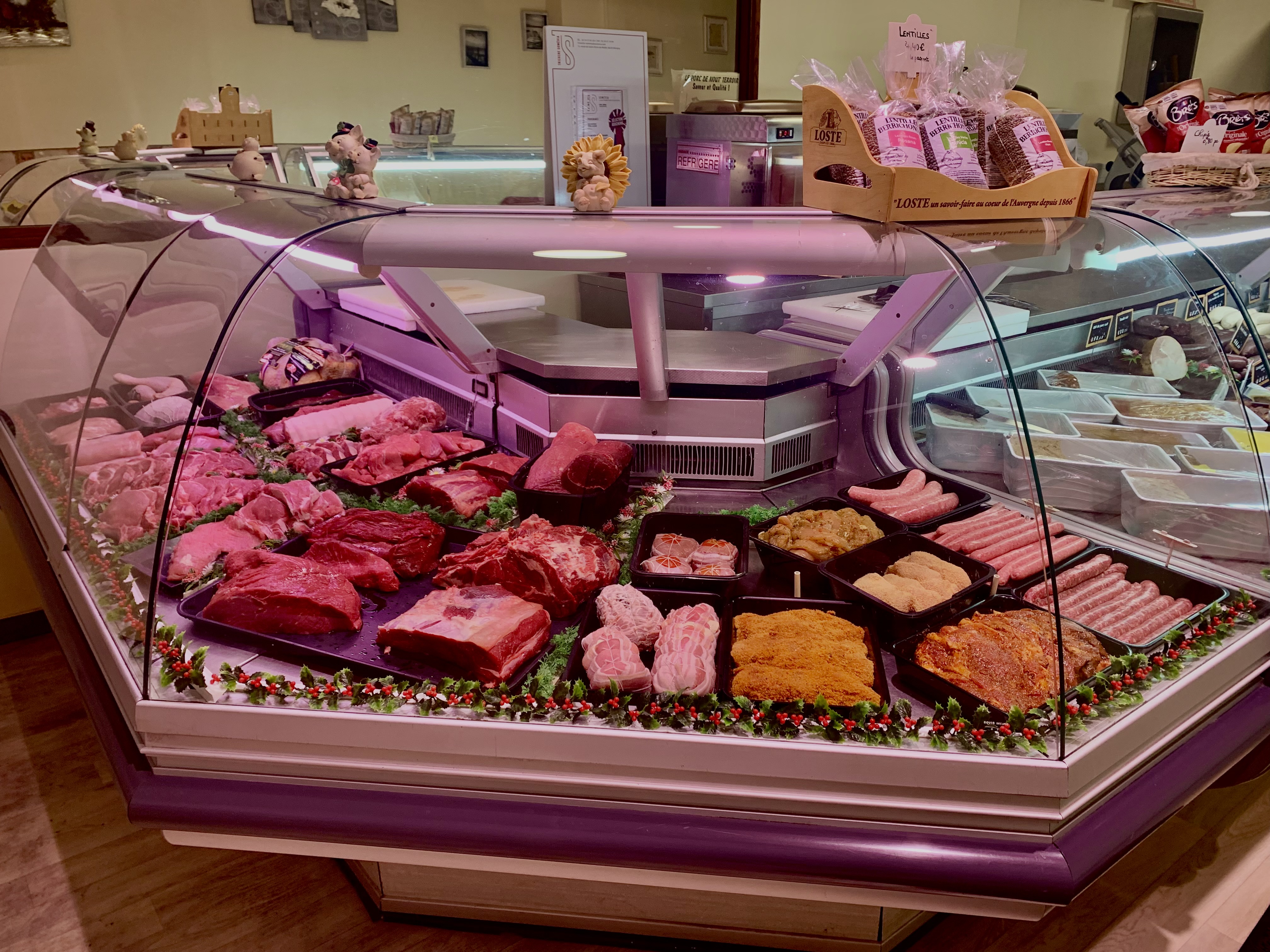 🌿Au cœur du Parc Naturel Régional de la Brenne, à vendre cause retraite, un fonds artisanal de boucherie-charcuterie-traiteur. 
Il s'agit de la dernière boucherie traditionnelle de la commune.  

⭐️Etablissement renommé pour son savoir-faire et la qualité de ses produits.  
⚠️ CA moyen sur les 3 derniers exercices : entre 350 et 400k€ !  
📍Bel emplacement commercial en centre-ville, à proximité d'autres commerces, stationnement juste devant. Vente 100% en magasin.  

🏠Les locaux professionnels se composent : d'une boutique de 26 m², une arrière-boutique de 30 m², un laboratoire boucherie de 6 m², un laboratoire charcuterie de 18 m², 2 chambres froides de 2.5m² chacune.  

💰Murs à louer 650 €/mois.  
🔝Matériel professionnel en bon état, entretenu, révisé et régulièrement renouvelés : chambre froide, vitrines réfrigérées, piano, hachoir, four, etc.  

🧑🏽‍🍳Effectif : le gérant + 1 salarié temps complet en vente + 1 salarié temps partiel en aide-cuisine. 
Les salariés ne sont pas à reprendre.  

✨Clientèle fidèle de particuliers locaux et résidents secondaires. Potentiel de développement sur l'activité traiteur.

Photos et renseignements par mail ou téléphone.