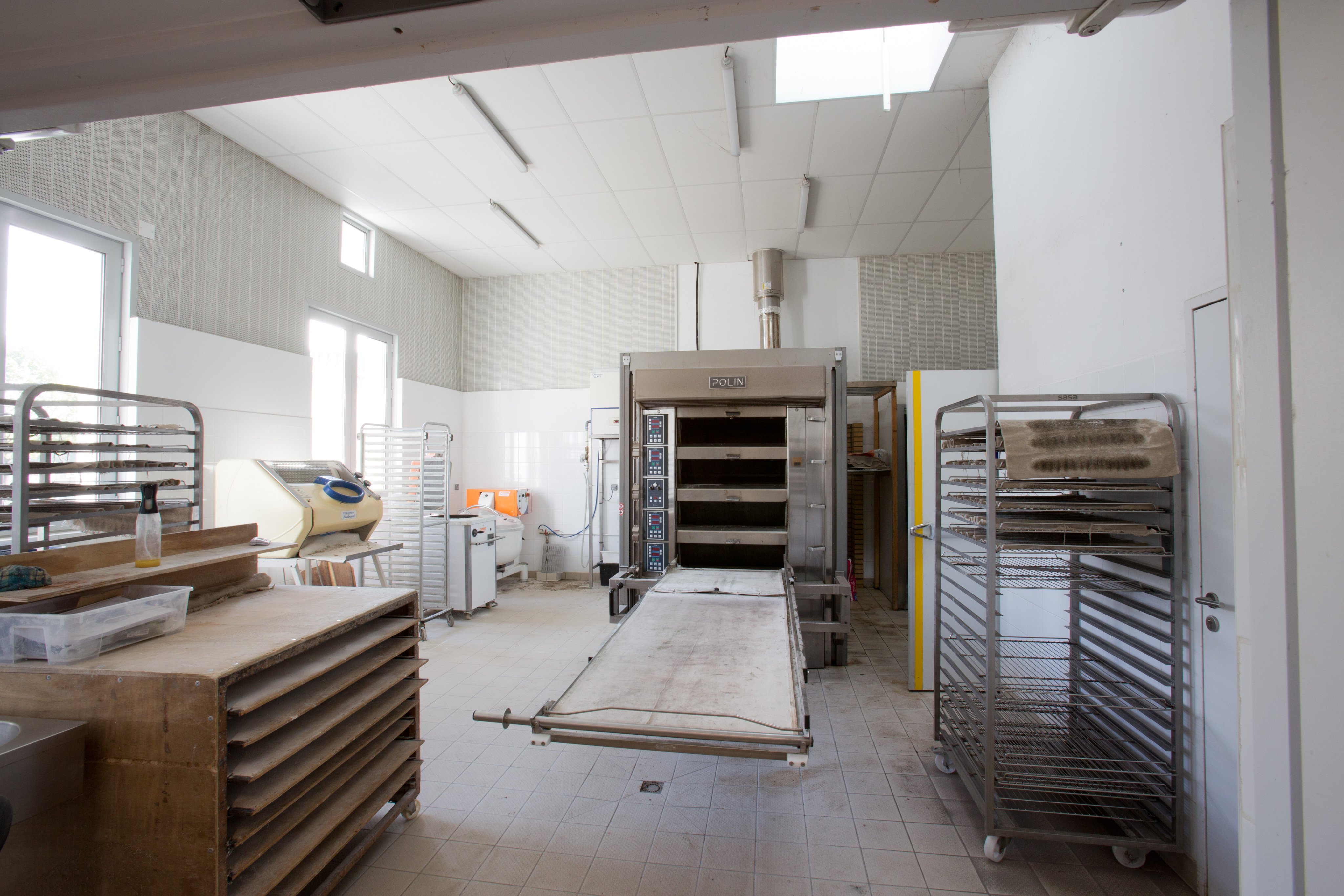 À reprendre 
Boulangerie communale – Fort potentiel – Charente-Maritime (17)
La commune des Nouillers (Charente-Maritime) recherche activement un(e) artisan boulanger pour la reprise de sa boulangerie communale, idéalement située au cœur du village.

Le projet
Dans une commune dynamique et attachée à ses commerces de proximité, la municipalité souhaite accompagner la réouverture de sa boulangerie, véritable lieu de vie local.
👉 Objectif : redonner un service essentiel aux habitants et assurer la pérennité d’une activité artisanale.
Le local
•	Local commercial avec espace de vente et fournil 
•	Situation centrale (proximité mairie, école, vie locale)
•	Stationnement facile
•	État : Prêt à l’emploi
•	Matériel : Tout équipé
Potentiel d’activité
•	Clientèle locale fidèle + communes environnantes
•	Demande existante non satisfaite actuellement
•	Possibilité de développement : snacking, pâtisserie, dépôt de produits locaux, tournées 

Conditions proposées
La commune est ouverte à plusieurs montages pour faciliter l’installation :
•	  Location simple ou location-gérance
•	  Possibilité de cession du fonds de commerce
•	  Loyer modéré (conditions attractives)
•	  Accompagnement à l’installation
•	  Étude de solutions personnalisées selon le projet
Profil recherché
•	  Artisan boulanger (débutant ou expérimenté)
•	  Projet sérieux avec volonté de s’inscrire dans la vie locale
•	  Sens du contact et esprit entrepreneurial

Pourquoi rejoindre Les Nouillers ?
•	Cadre de vie agréable en Charente-Maritime
•	Commune mobilisée et impliquée
•	Projet soutenu par les élus et les habitants
•	Opportunité idéale pour une première installation ou un nouveau projet de vie

Contact
Pour plus d’informations (et de photos) ou organiser une visite :
Mairie des Nouillers, 25 grande rue, 17380 LES NOUILLERS 
Mail :  mairie@lesnouillers.fr – Tél. 05 46 90 25 09