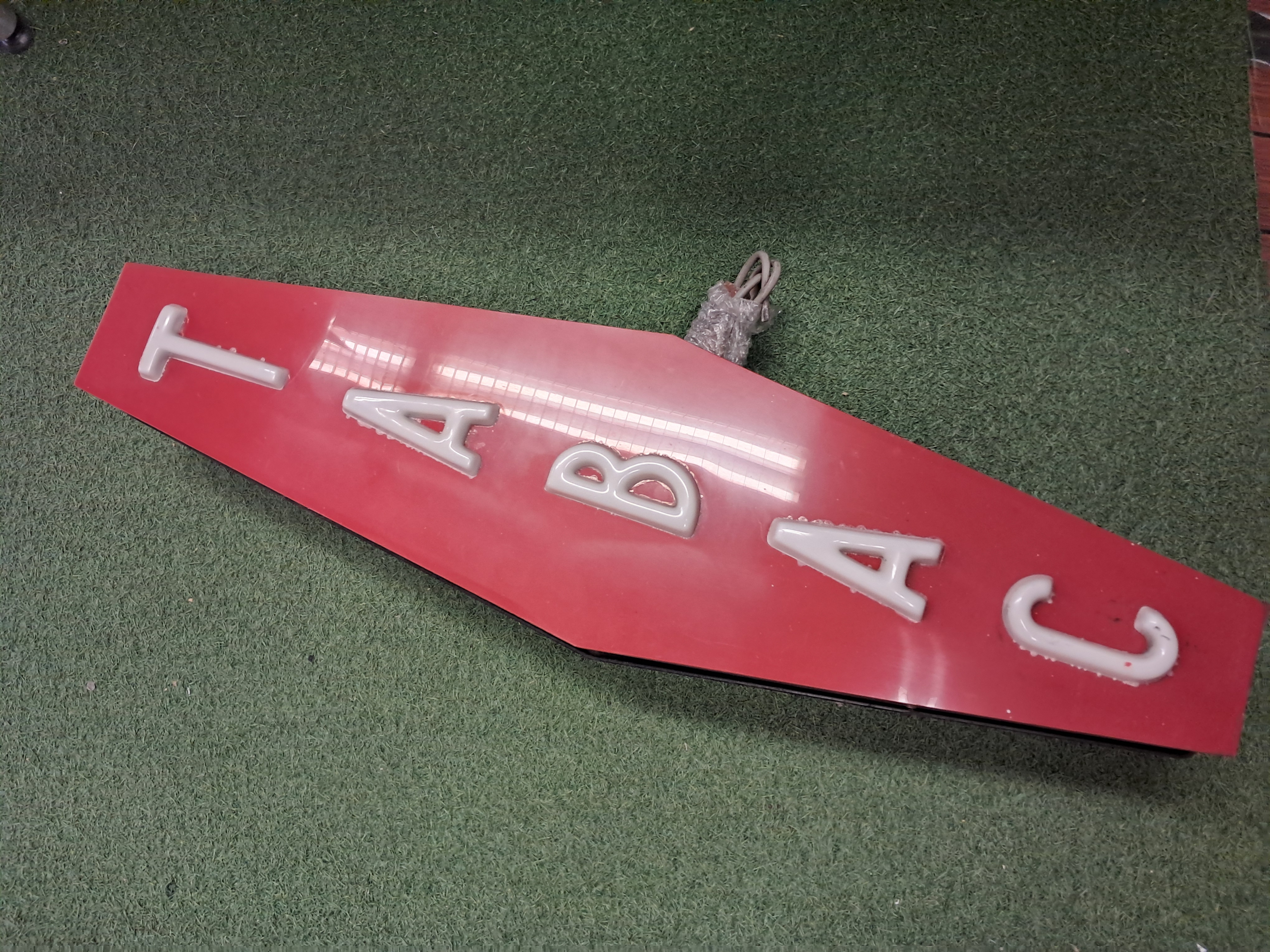 Vente du fonds de commerce. Logement sur place compris dans loyer.
Coeur de l Ardeche verte cadre et clientele agreables. Nombreuses activitees de la ville a proximite. Vente en prevision retraite.