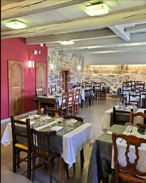 Au cœur de notre village de Chaudeyrolles, avec une clientèle locale et touristique, nous cherchons des gérants pour notre auberge communale.
Une salle de 50 couverts
Une grande terrasse avec vue sur le Mézenc
Cuisine équipée 
Licence 4
Un appartement de fonction
600€ pour l'auberge
350 pour l'appartement