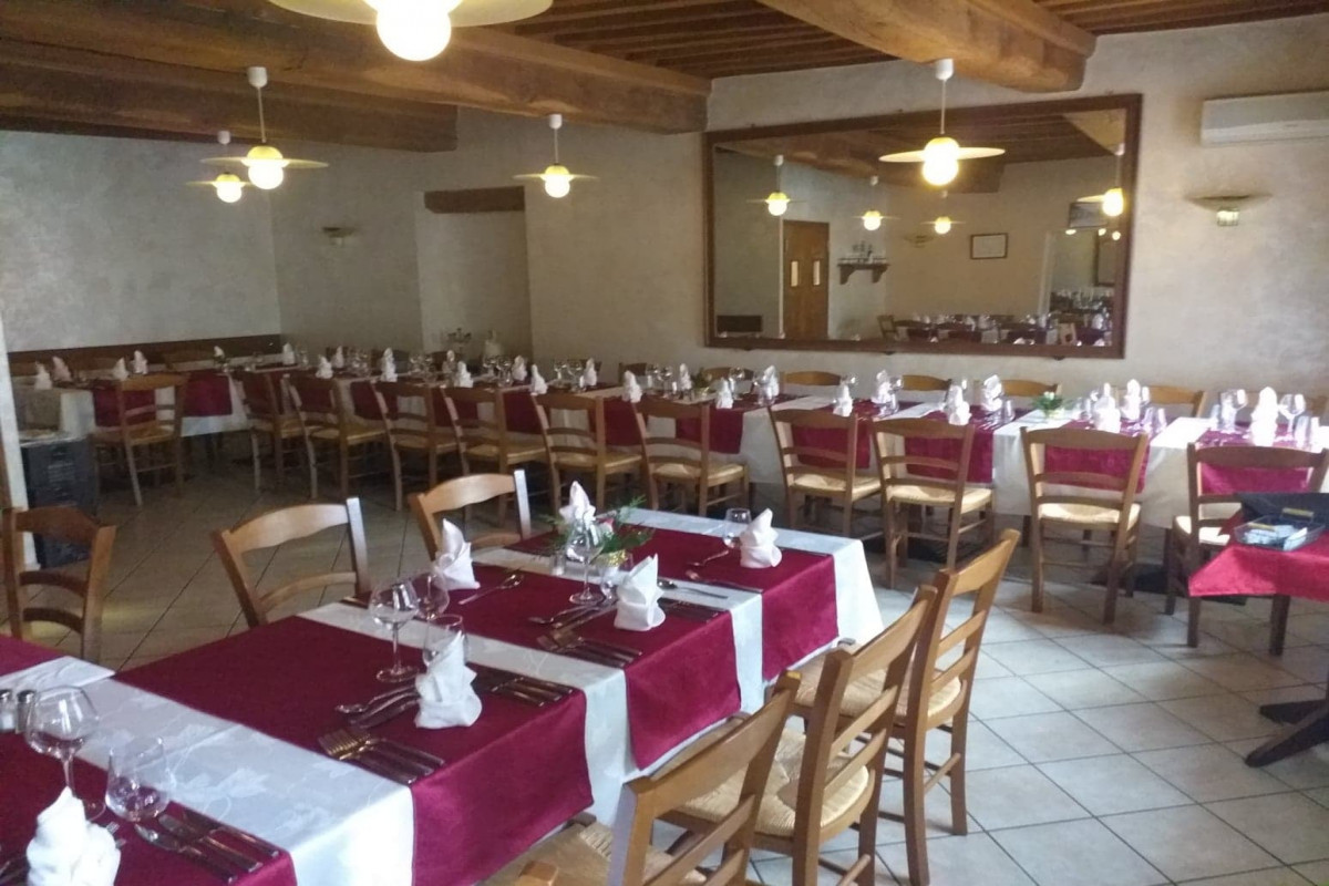 vend restaurant tout équipé salle bar 30 cvrts salle restaurant 40 couverts terrasse 40 cvrts très grande cuisine. pret a travailler
