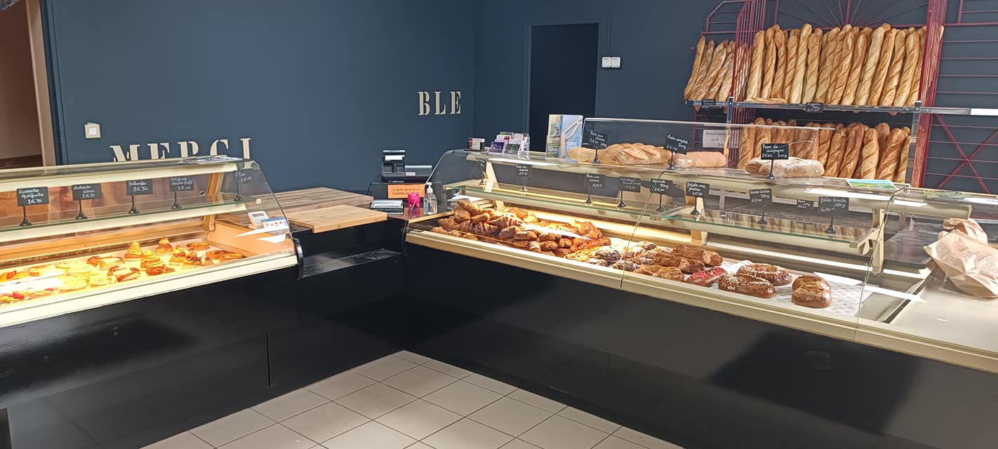 Vous (couple) rêvez de devenir votre propre patron et de gérer votre propre boulangerie-pâtisserie et petite épicerie ? Ne cherchez pas plus loin !
Idéalement située sur la RD37, très fréquentée, entre le Lac des SETTONS (300 000 visiteurs) et le Lac de Panneciere, la commune de Planchez (couverture téléphonie + fibre) est à la recherche de son futur boulanger ou boulangère.

Nous vous offrons une l'opportunité de créer votre fonds de commerce (boulangerie – pâtisserie…) dans une commune tranquille et au milieu de la nature (forets et lacs), a seulement 18 km de la Capitale du Morvan Chateau-Chinon (58) et 1 heure de l’Auxerrois et de la route des vins de Bourgogne (Beaune).
La municipalité de PLANCHEZ propose une boulangerie clé en main bénéficiant d'une clientèle touristique et constante.
Le fournil et la surface de vente sont entièrement équipés, prêts à être exploites dès votre arrivée.
Ce local commercial (disponible) bénéficie également d'un appartement de type F4 (96m2), entièrement refait à neuf, en accès direct avec le commerce, pour une vie confortable et pratique au cœur du village, sur la place du village, à côté d'une boucherie et d'un café-restaurant.
 Loyer Abordable du commerce : 350 €/mois + 50 € (charges)
Loyer du logement F4 : 450 €/mois + 70 € (charges)

Pour plus d'informations ou pour planifier une visite, n'hésitez pas à contacter la Mairie de Planchez au 03 86 78 42 03 ou par courriel à mairie.planchez@gmail.com    
N'hésitez pas à saisir cette occasion exceptionnelle de concilier emploi et bien-être en pleine nature. Vous pouvez jouer un rôle actif dans l'activité économique et social de la communauté locale et contribuer à la réouverture de cette entreprise.