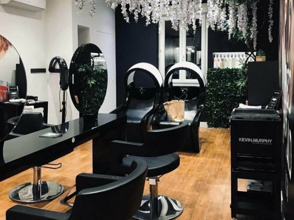 Salon de coiffure féminin de 220 m² à vendre, entièrement rénové en 2015 avec des peintures refaites il y a deux ans. Situé dans une rue piétonne très fréquentée du centre-ville historique, à proximité d’un parking (moins de 200 m).

Le salon est réparti sur plusieurs étages et comprend divers espaces de coiffage, de vente, de soins esthétiques, ainsi que des zones de repos pour les employés.

Emplacement stratégique et infrastructure moderne, idéal pour un professionnel souhaitant s’installer dans un cadre attractif avec une clientèle établie.

Surfaces : 
Au rez-de-chaussée : accueil, espace vente de produits, 6 places de coiffages, 2 bacs de lavage massants, un WC.
A l'extérieur : une chaufferie à production d eau chaude, sèches linge et lave linge avec petite cours.
Au 1er étage : 8 places de coiffages + 2 bacs de lavage avec massage e à air pulse et un WC.
Au 2nd étage un espace bureau, un espace accueil et une pièce de soins esthétique avec toilette et douche : loué à une esthéticienne indépendante.